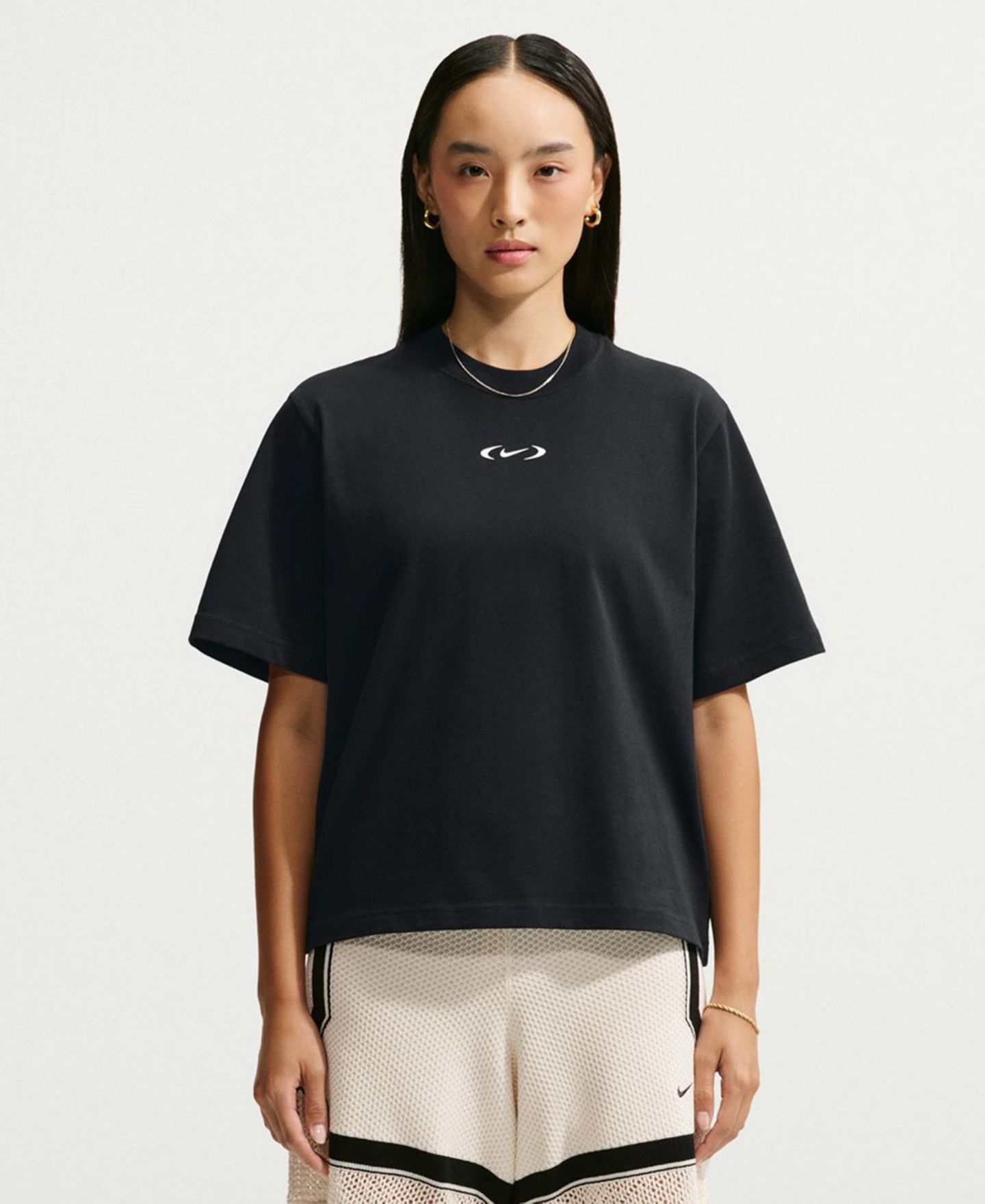 Женская футболка Nike Sportswear Classic Short-Sleeve Loose, цвет: Чёрный — фото 6