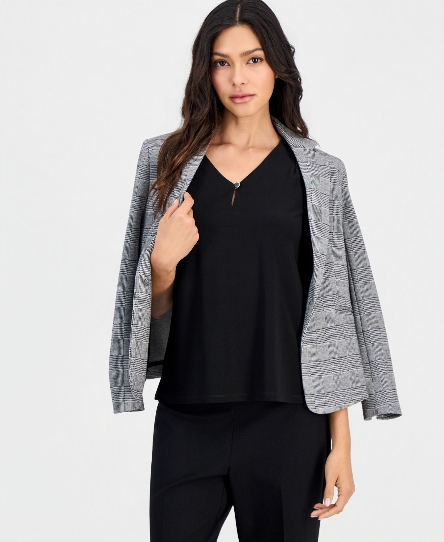 Женская блузка Anne Klein Essentials Petite V-Neck Keyhole Sleeveless, цвет: Чёрный — фото 4