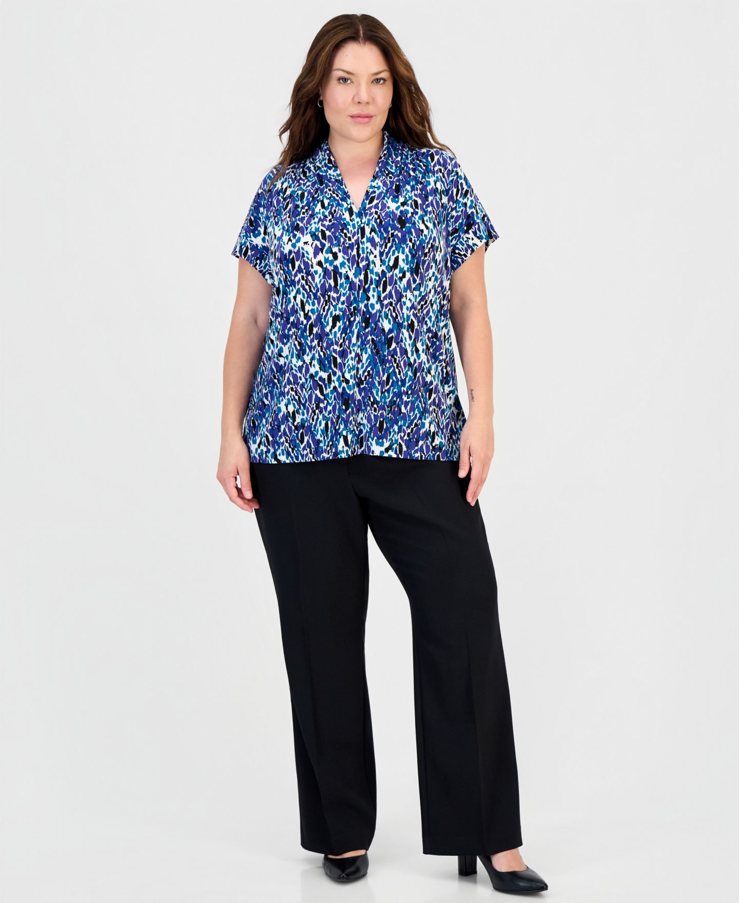 Женская блузка Kasper Plus Size Gathered V-Neck Short-Sleeve Blouse, цвет: Сливовый разноцветный — фото 2