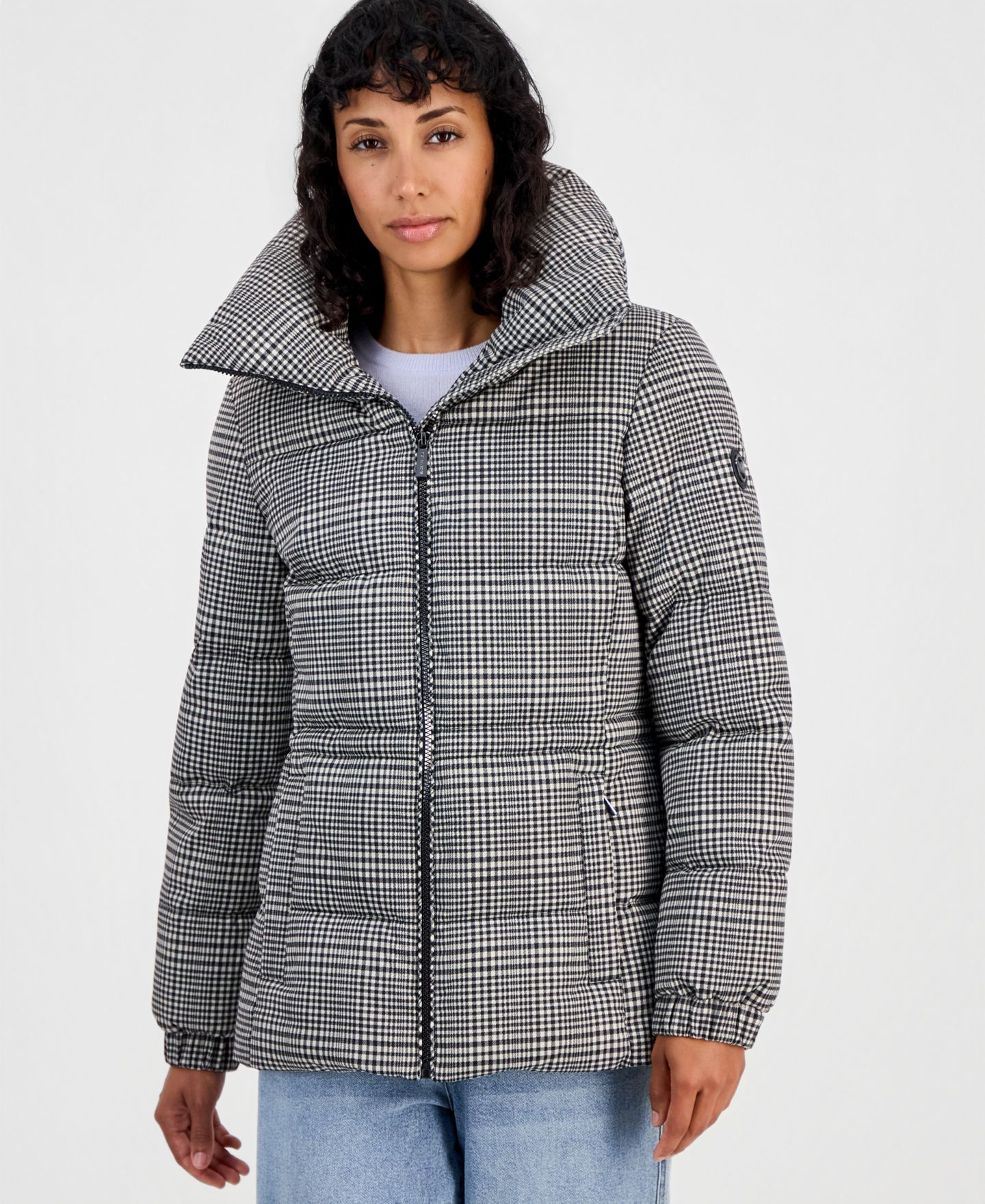 Женская куртка Michael Kors Plaid Puffer Funnel Neck, цвет: Чёрный / Молочный — фото 1