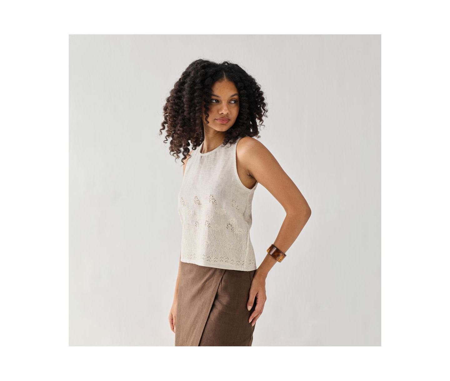 Женский топ Reistor Checkered Linen Embroidered Button-Back — фото 4