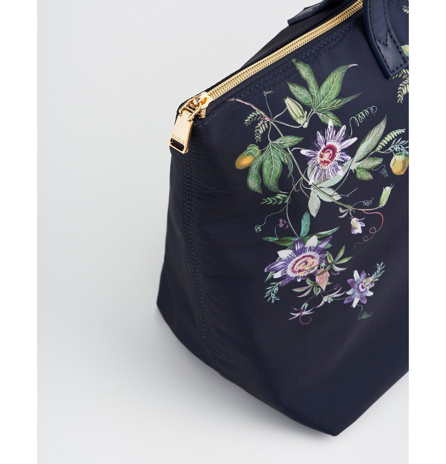 Женская сумка Fable England Passion Flower Printed Grab Tote, цвет: Тёмно-синий — фото 7