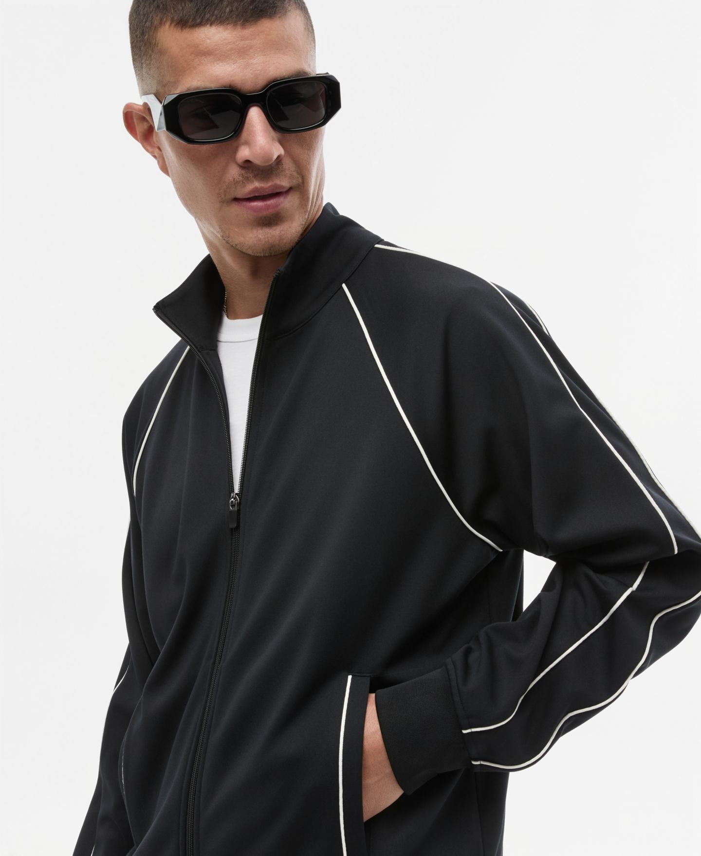Мужская куртка Mode of One Louis Relaxed Piping-Trim Track, цвет: Глубокий чёрный — фото 2