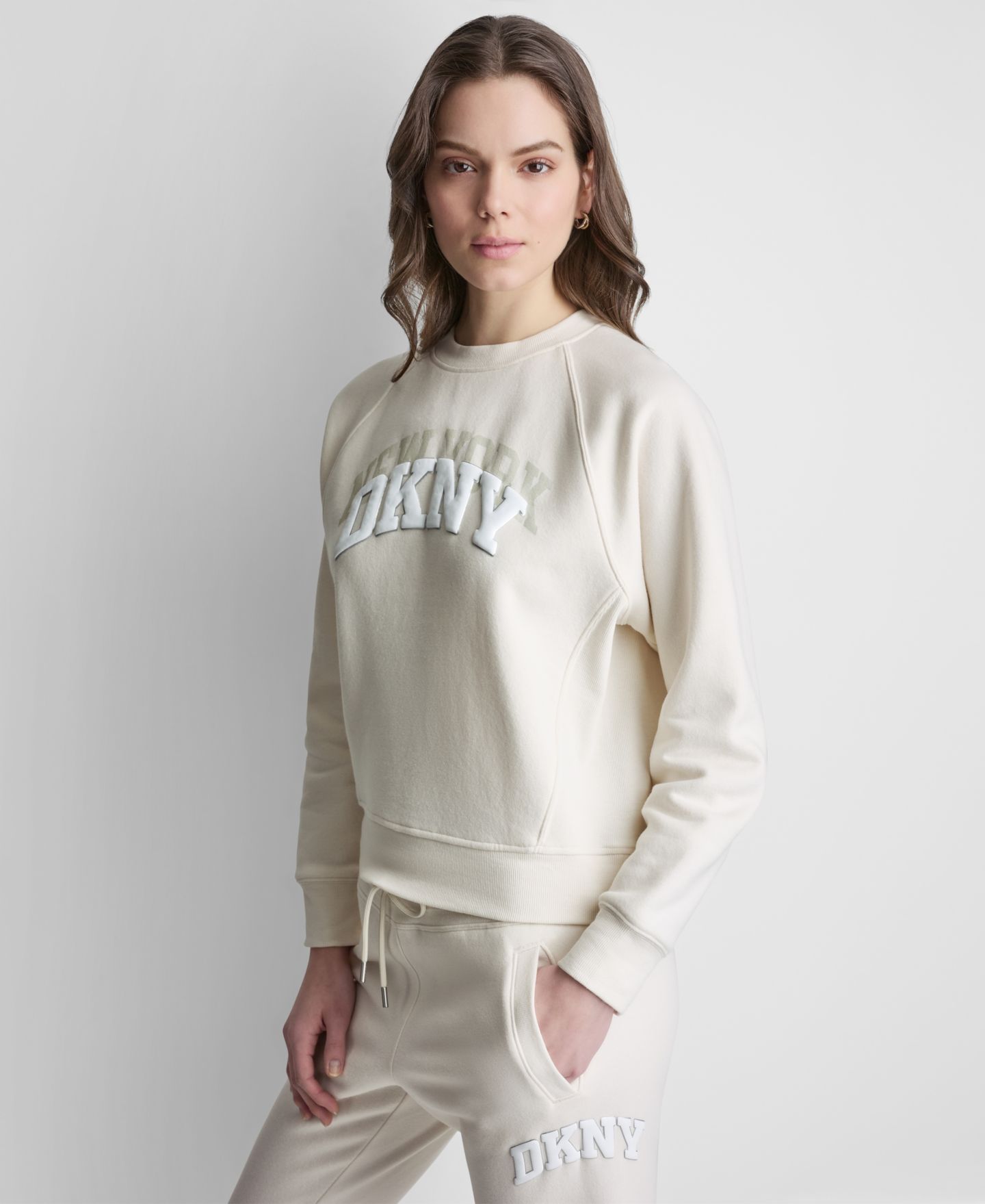 Женская толстовка DKNY Sport NY Shadow Varsity Logo Crewneck, цвет: Сливочный — фото 2