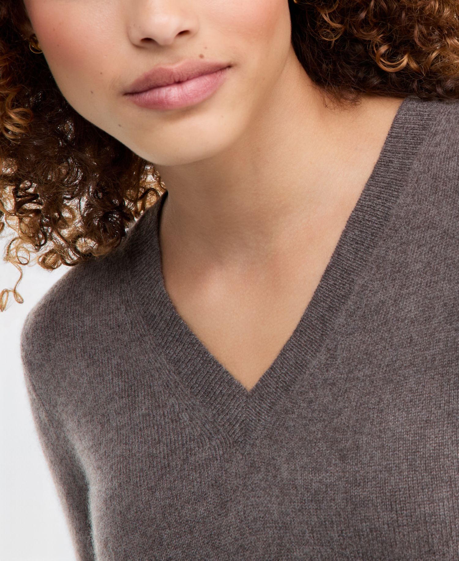 100% Cashmere Petite V-Neck Long-Sleeve Sweater