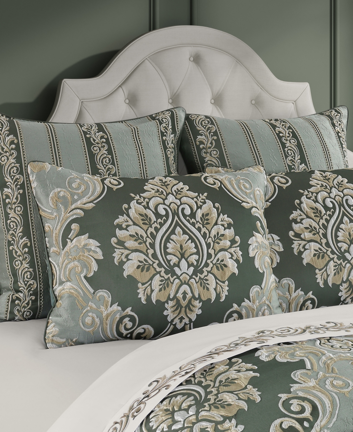 J Queen New York Alina Floral 4-Piece Comforter Set