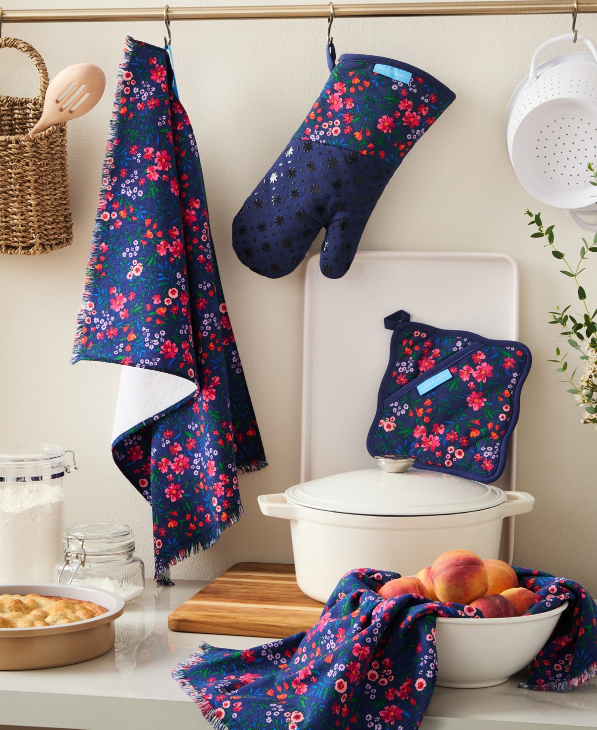 Draper James Field Flowers Kitchen Towel, Oven Mitt, and Pot Holder, 4-Pack