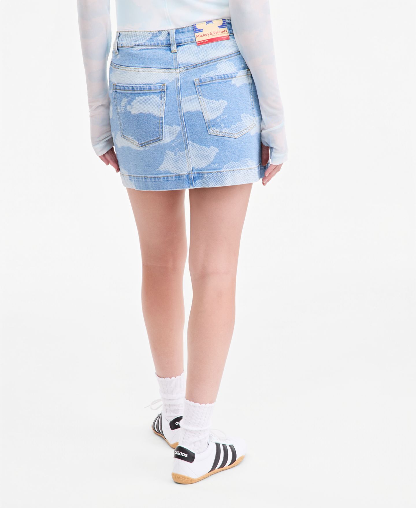 Женская юбка Disney | Macy's Mickey Mouse Parade Balloon Cloud Print Mini Denim Skirt — фото 3