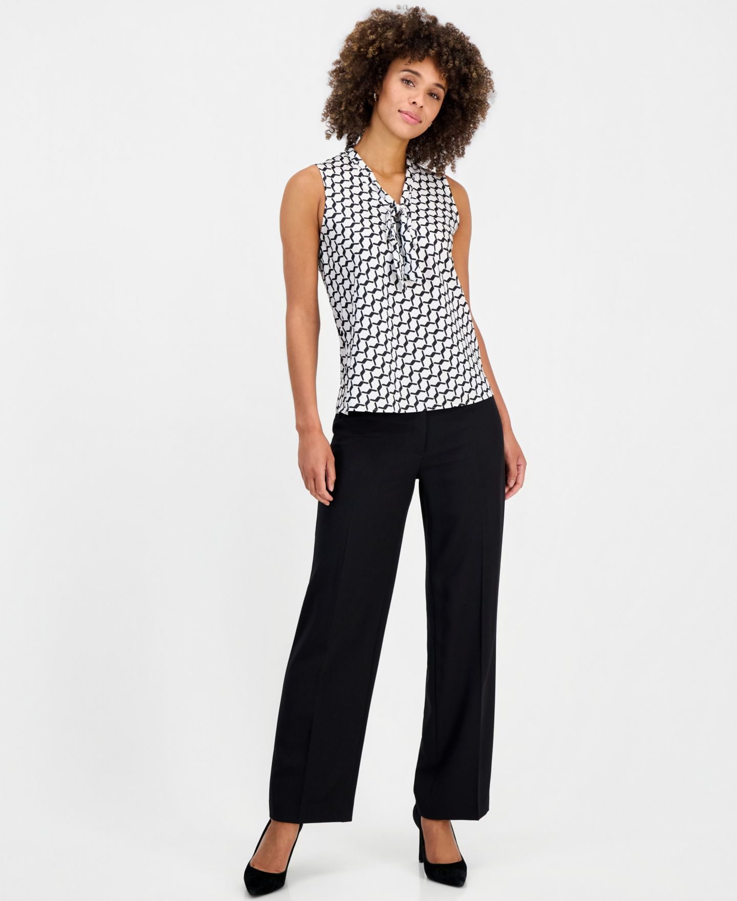 Женская блузка Kasper Geo-Print Tie-Neck Sleeveless Blouse, цвет: Ванильный ледяной / Чёрный — фото 2