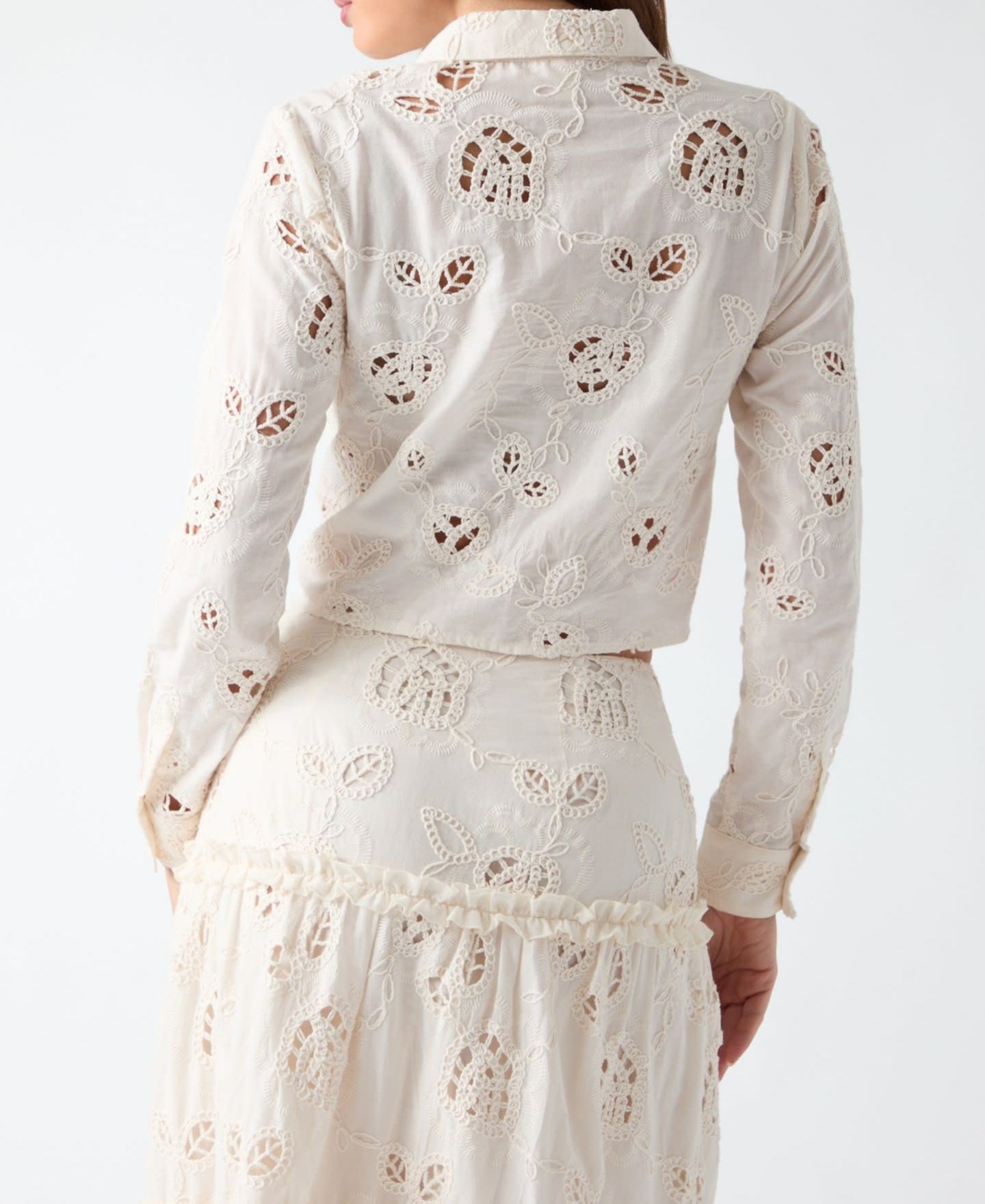 Женская рубашка GUESS Lenora Cropped Long-Sleeve Button-Up, цвет: Кремовый белый — фото 4