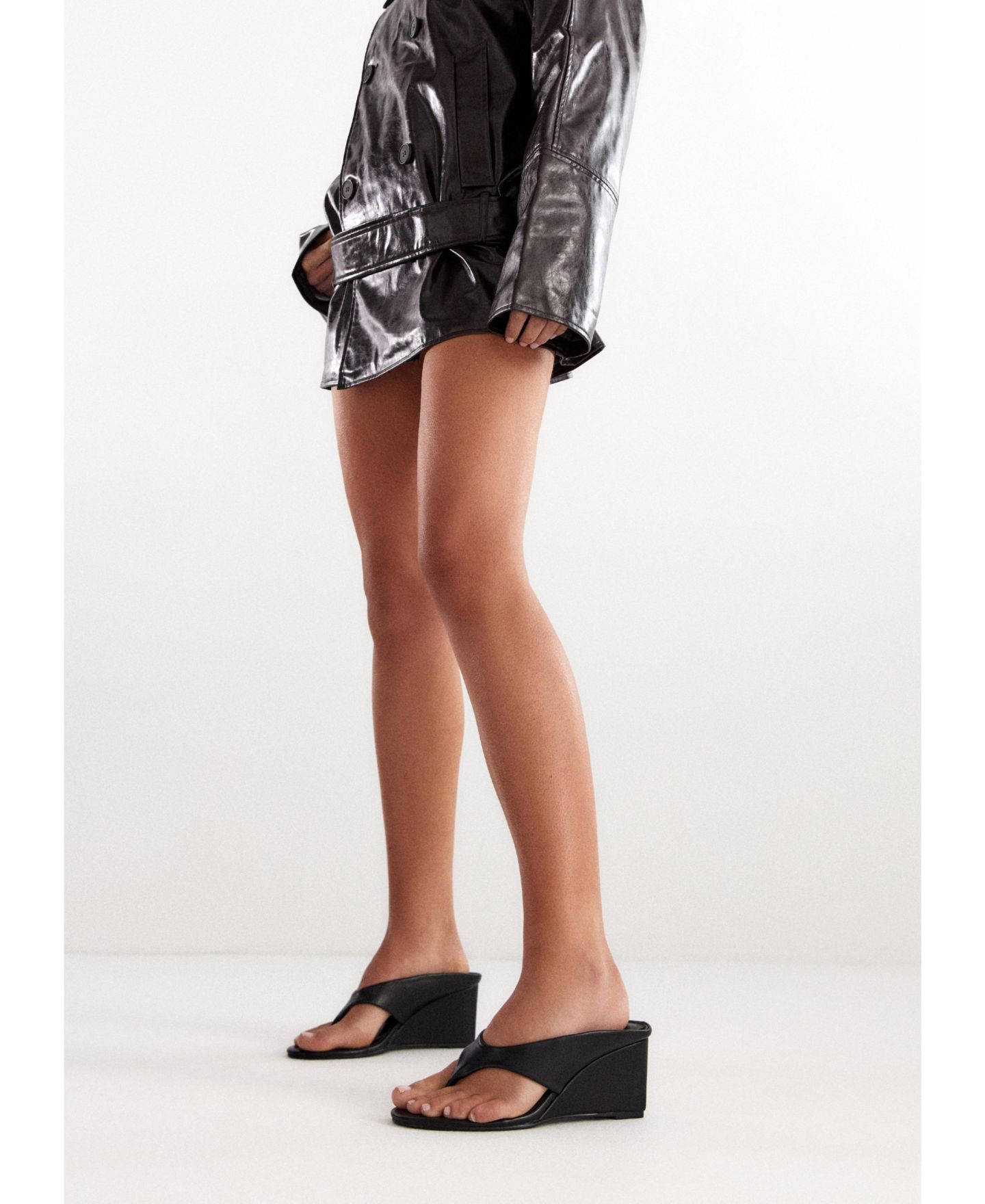 Женские туфли Therapy Australia Sera Round Toe Wedge Thong Heel, цвет: Чёрный гладкий — фото 8