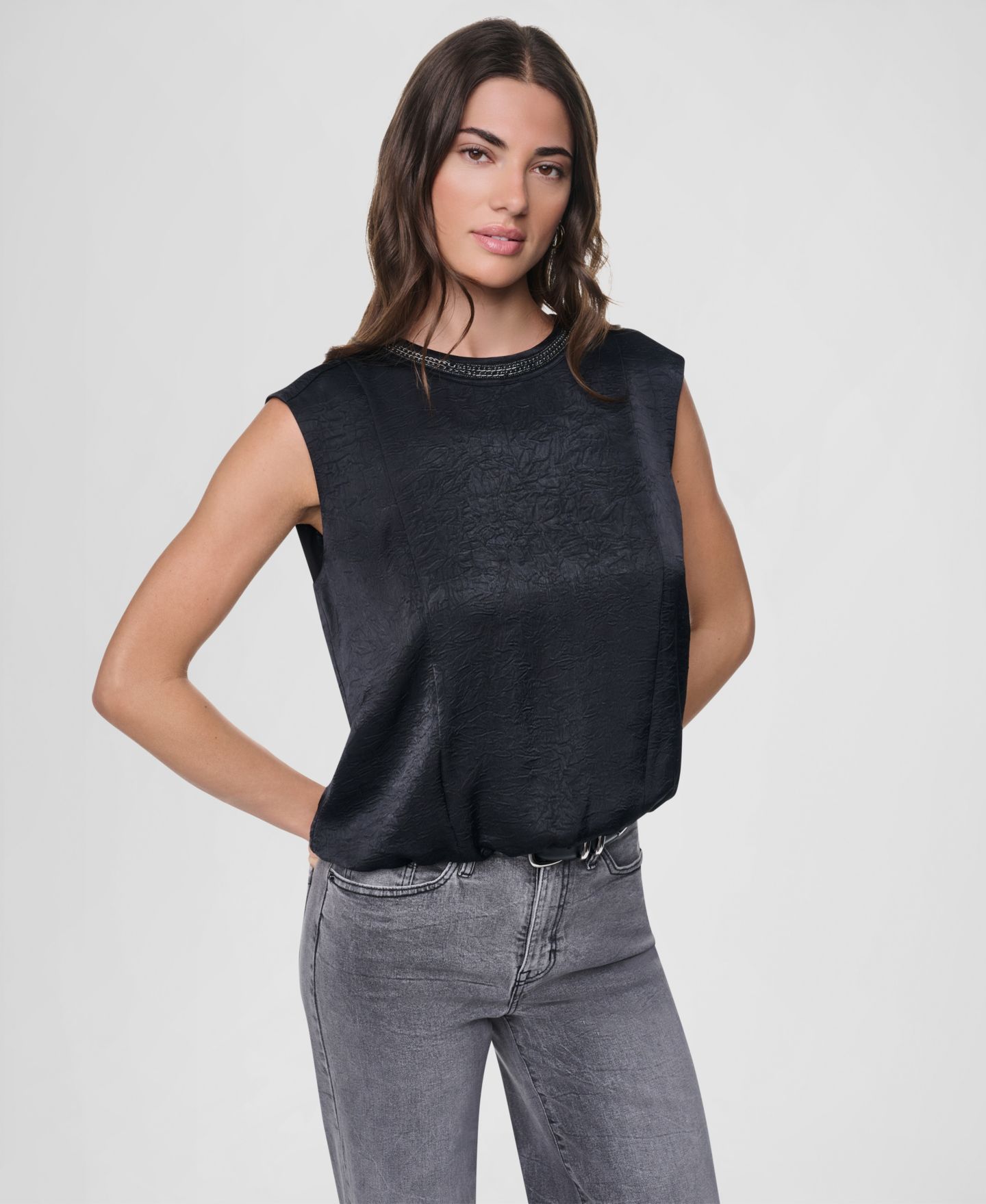 Женский топ DKNY с цепочкой на вороте и мятой фактурой, цвет: Чёрный — фото 2