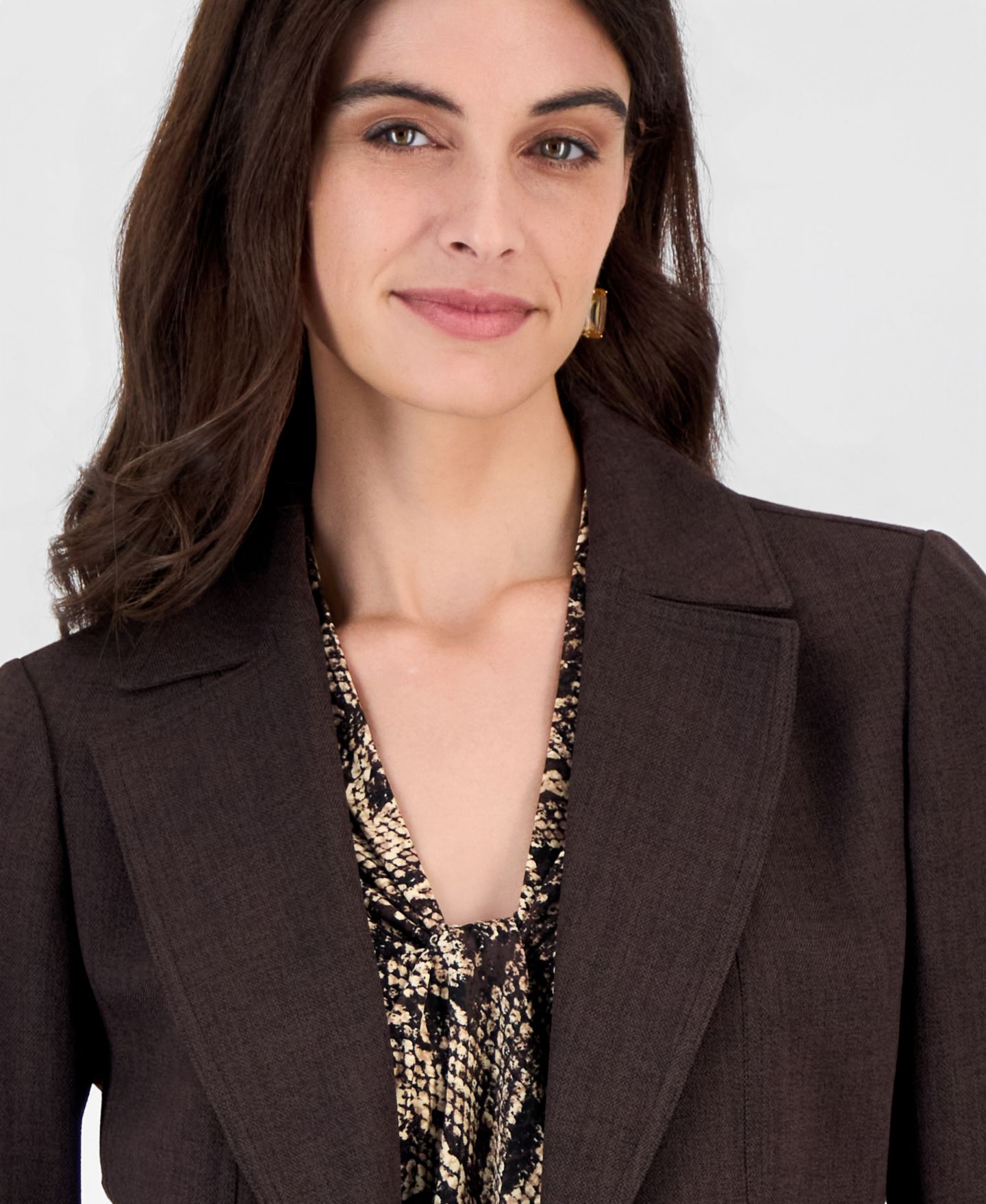Женская куртка Kasper 3/4 Sleeve Pebble Crepe Open Front Jacket with Zipper Pockets, цвет: Насыщенный шоколадный — фото 3