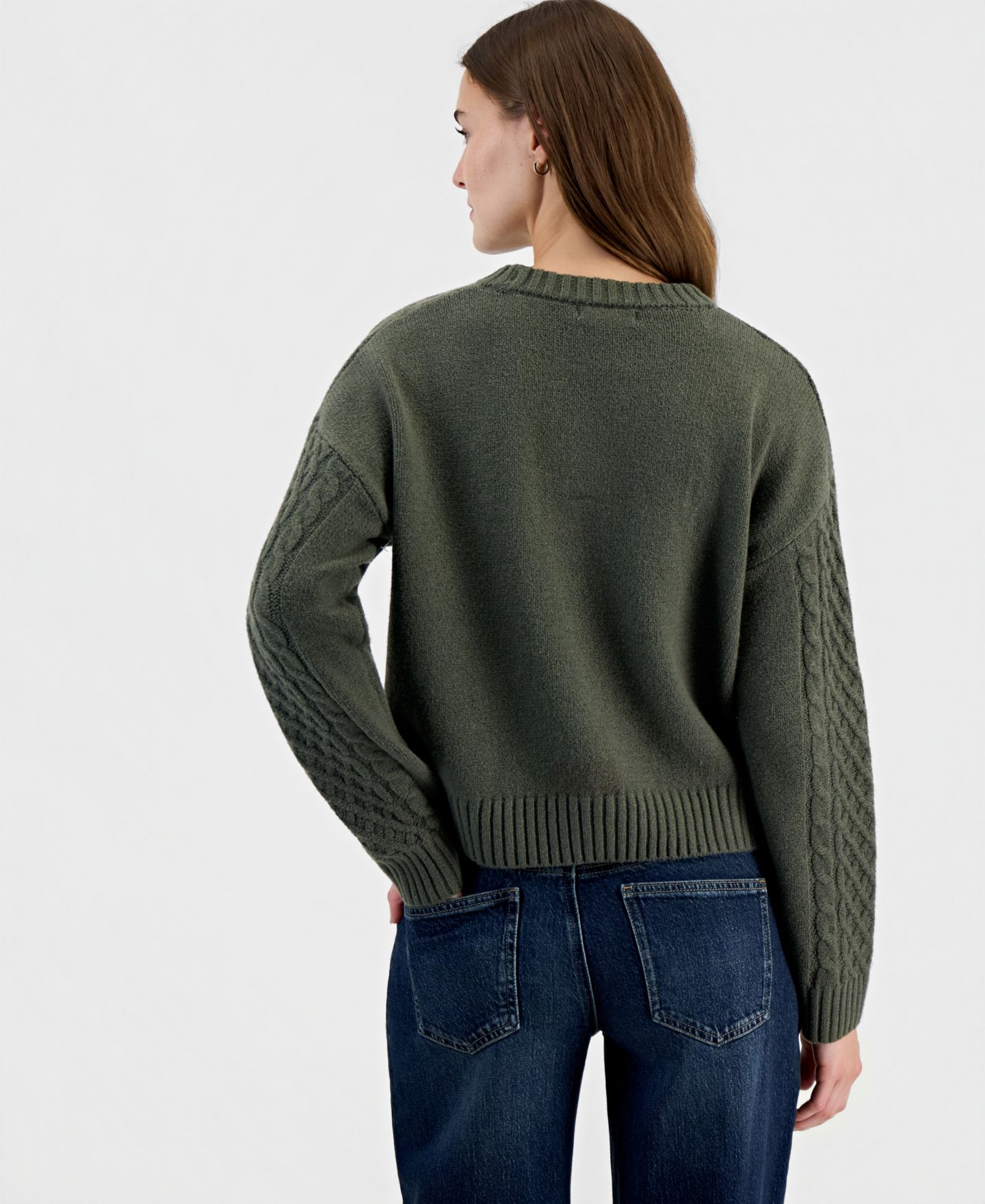 Женский свитер Hooked Up by IOT Juniors' Cable-Knit Crew Neck Pullover, цвет: Пыльный оливковый — фото 4