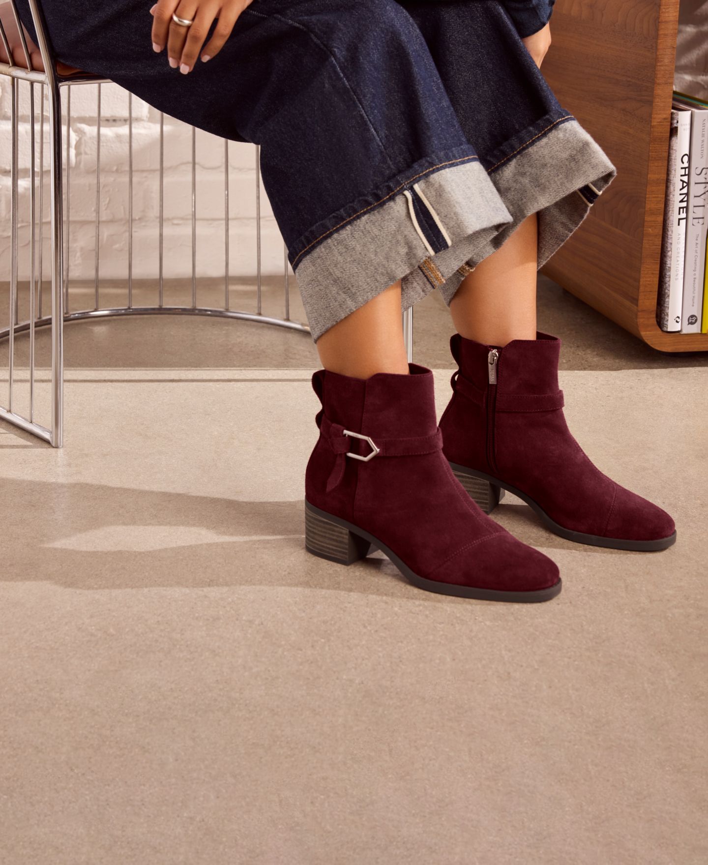 Женские ботинки TOMS Delilah Buckle Ankle Booties, цвет: Тёмный бордовый замшевый — фото 7
