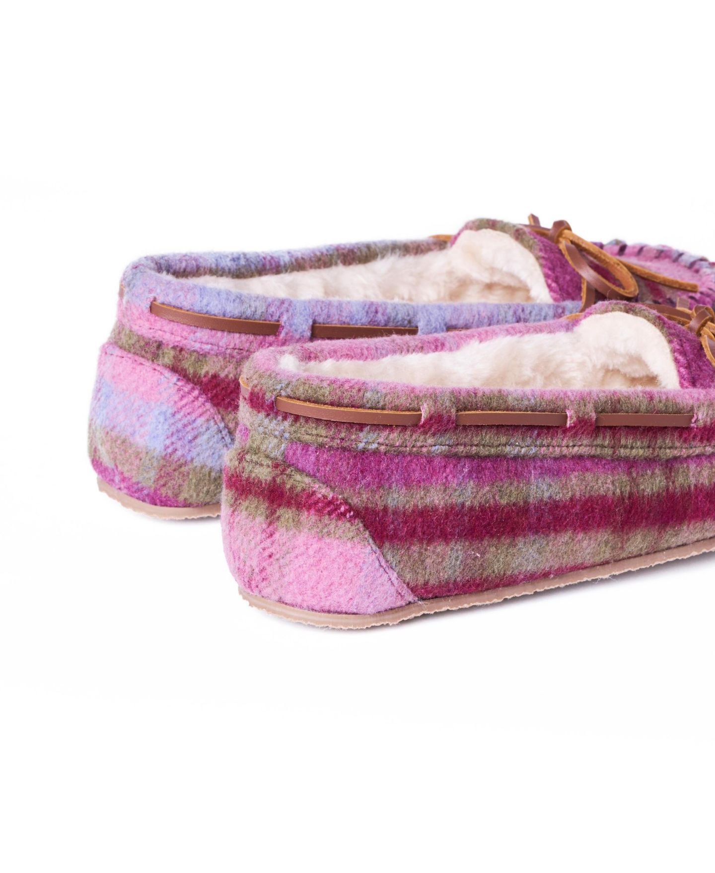 Женские тапочки Minnetonka Cally Plaid Slippers, цвет: Фиолетовый клетчатый — фото 4