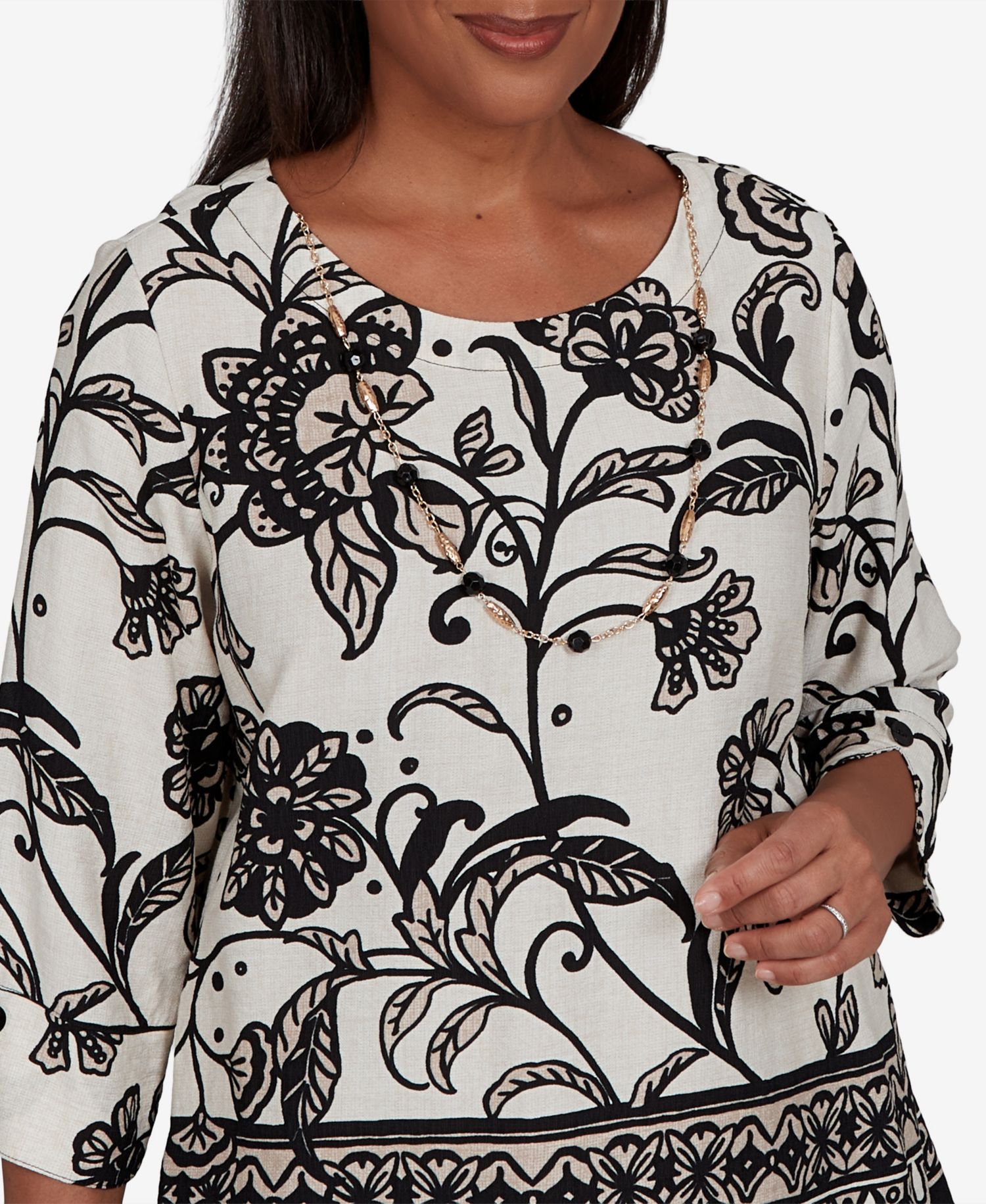 Women's Travel Advisory Scroll Border Top With Necklace