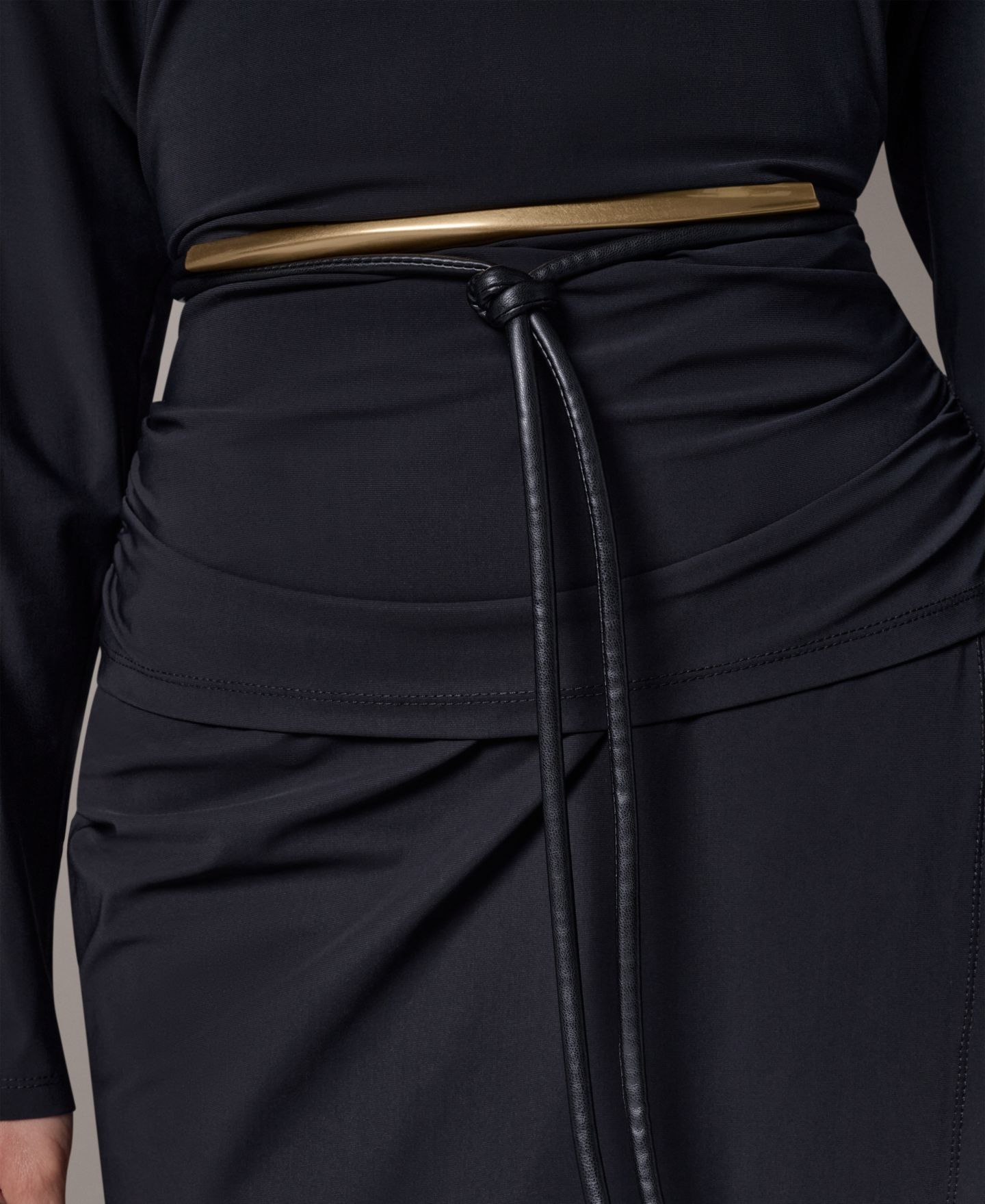 Женский комплект Donna Karan New York Two-Piece Long-Sleeve Draped Top & Pencil Skirt Set with Belt, цвет: Чёрный — фото 6
