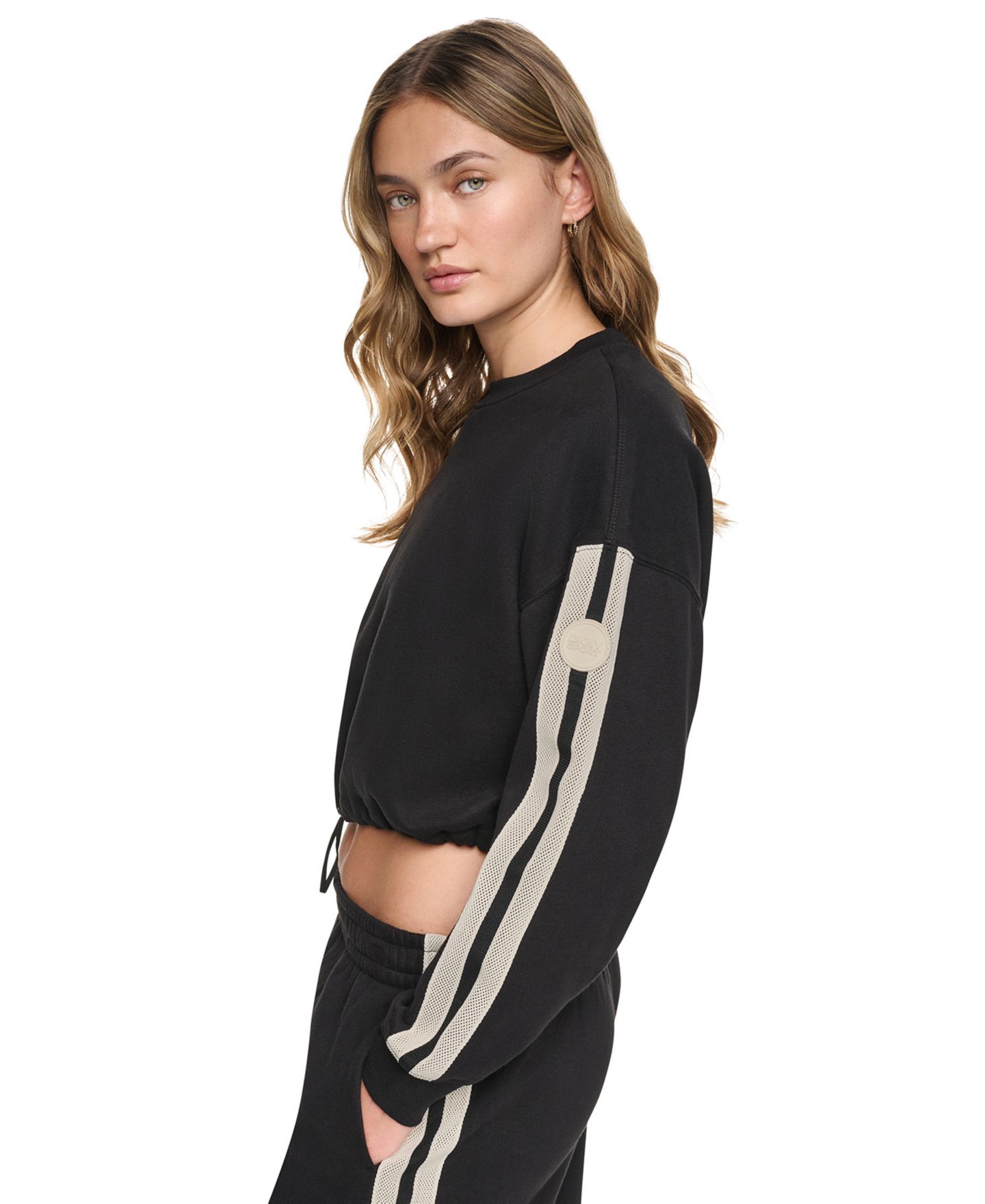 Женский свитшот DKNY Sport Textured-Tape Bungee-Waist Cropped Crewneck, цвет: Чёрный — фото 3