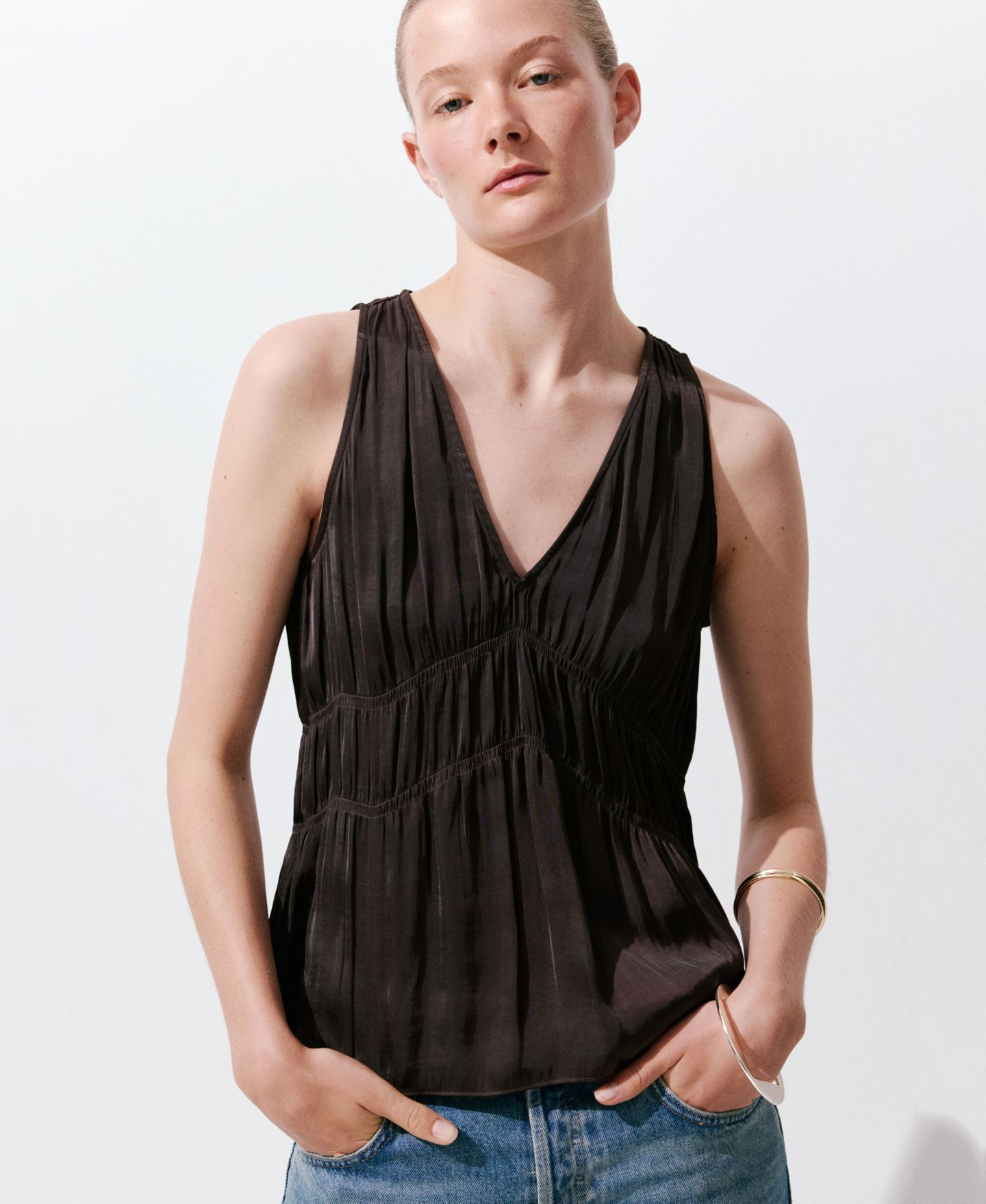 Женская блузка Mango Ruched V-Neck Sleeveless, цвет: Коричневый — фото 5