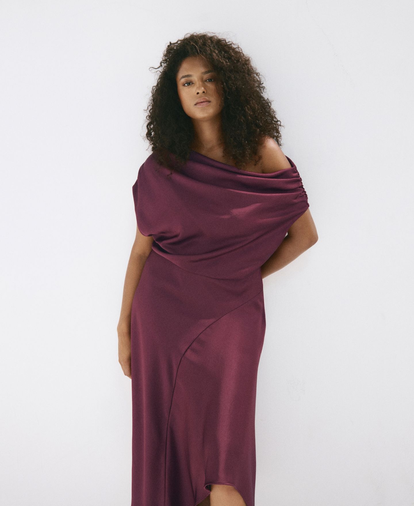 Женское платье MANGO Asymmetrical Ruched Off-the-Shoulder, цвет: Винный — фото 3