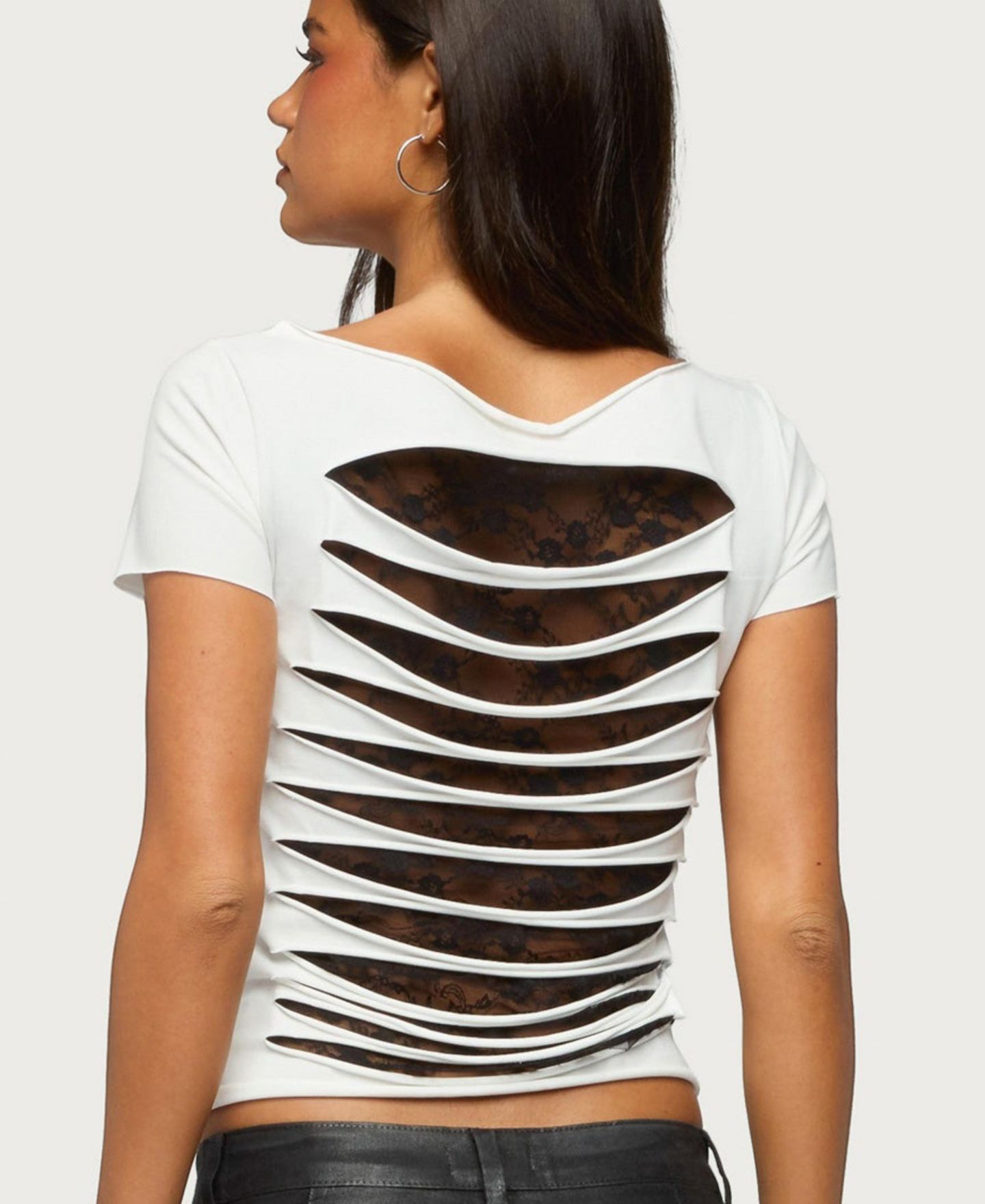 Женский топ Edikted Rea Shredded-Cutout Lace Boat Neck, цвет: Белый чёрный — фото 2