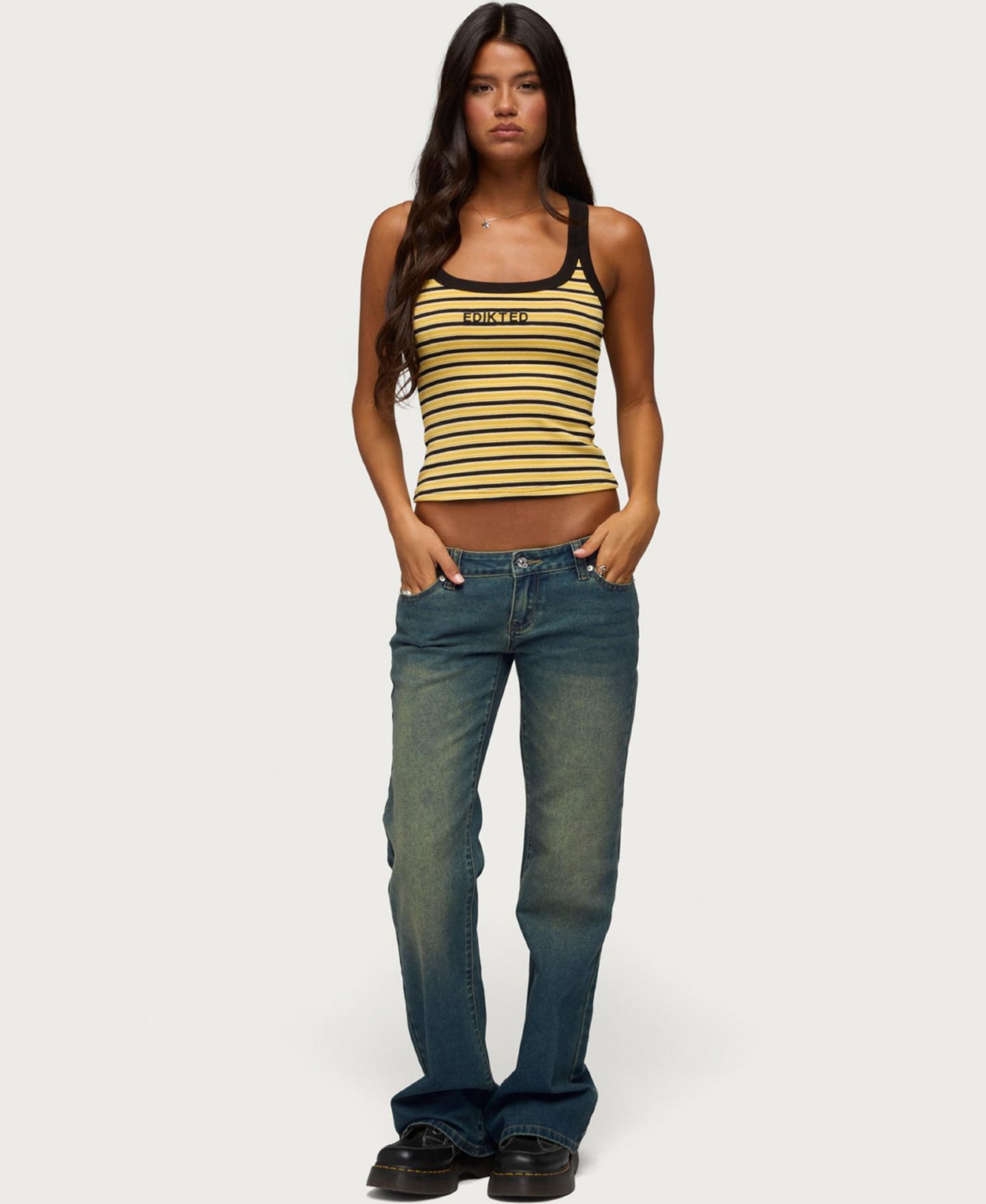 Женские джинсы Edikted Moonie Low-Rise Bootcut Stretchy Denim, цвет: Синий потёртый — фото 2
