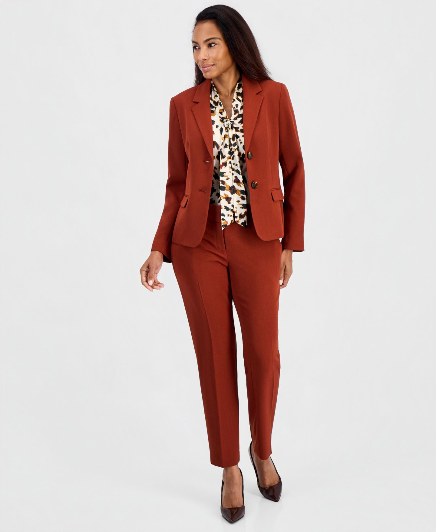 Женские комплекты Kasper Tie-Neck Satin Animal-Print Blouse, Mid-Rise Straight-Leg Stretch-Crepe Pants & Two-Button Blazer, цвет: Бирюзовый — фото 1