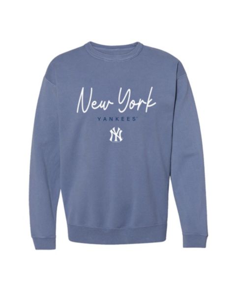 Женская толстовка Soft As A Grape New York Yankees Pigment-Dye Graphic Relaxed-Fit Crewneck