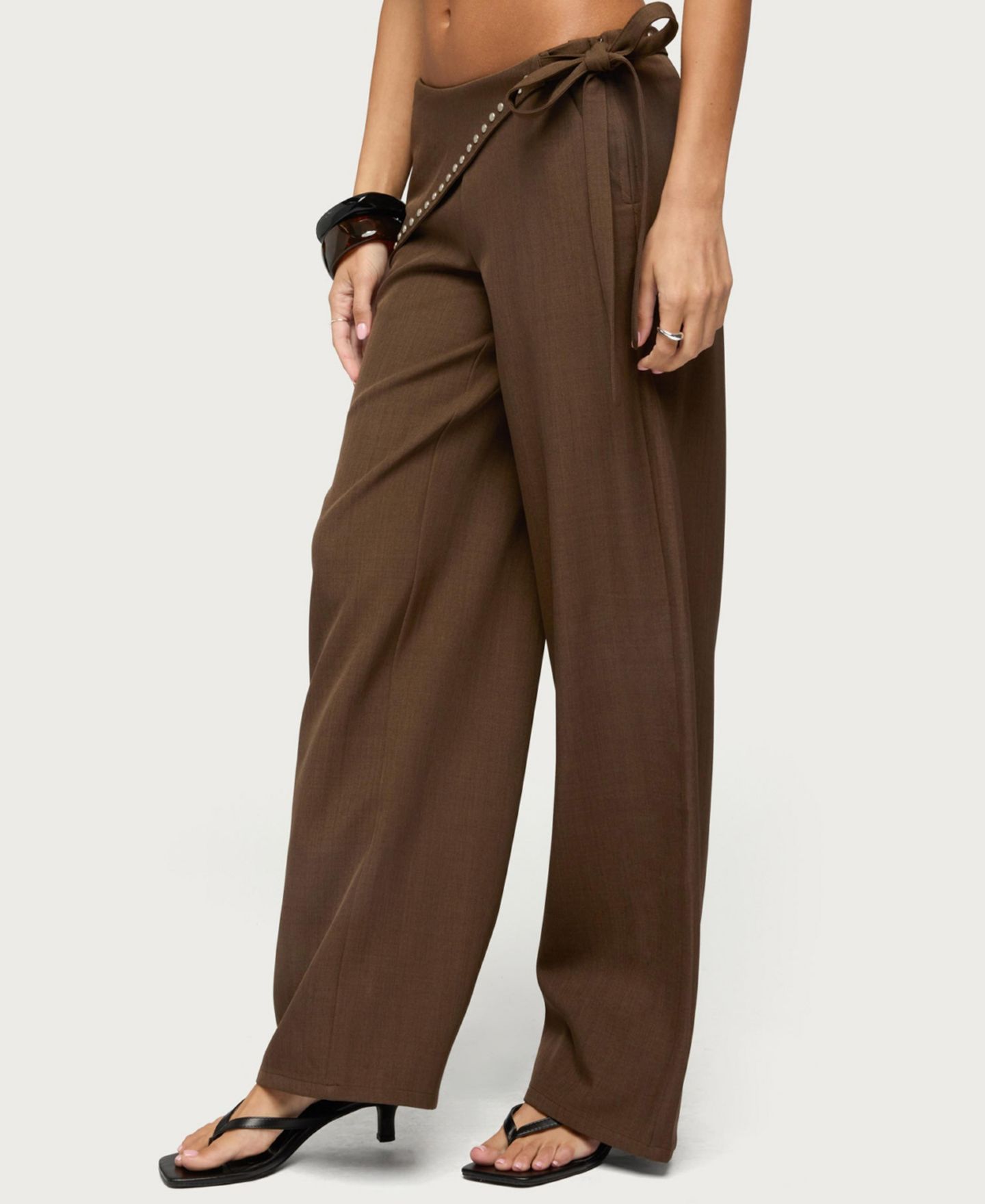 Женские брюки Edikted Avery Studded Foldover Straight Leg, цвет: Коричневый — фото 4