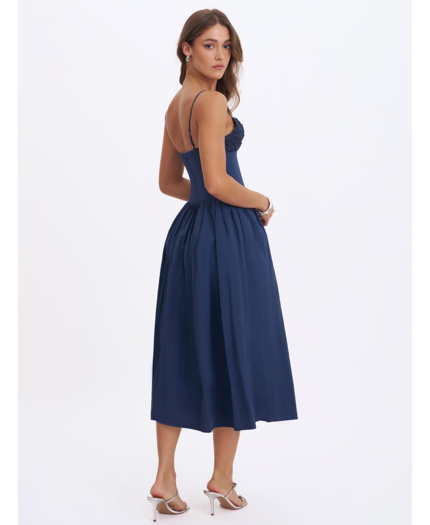 Женское платье Miss Circle Ailani Smocked Sweetheart Midi, цвет: Тёмно-синий — фото 5