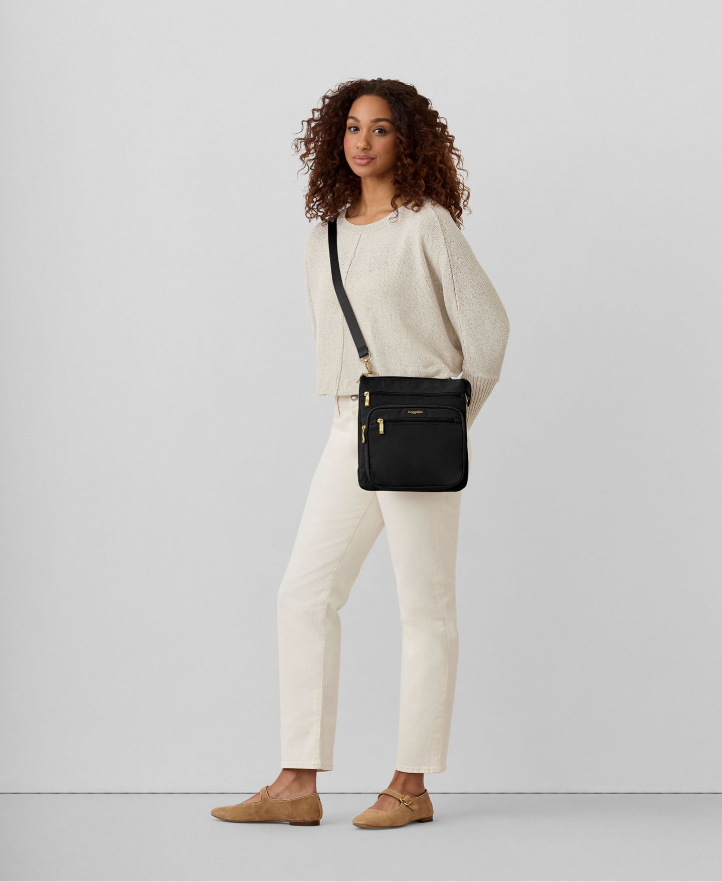 Женская сумка Baggallini Out And About Small Crossbody Handbag, цвет: Чёрный / Золотой — фото 5