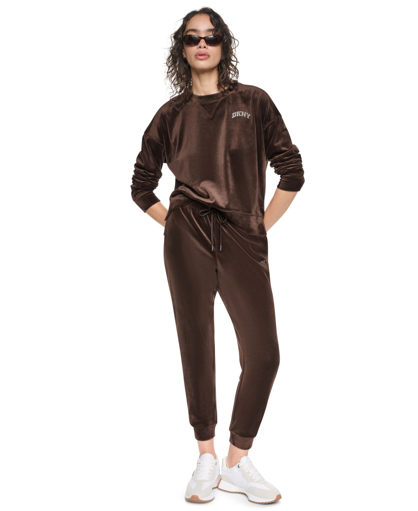 Женский свитер DKNY Sport Super-Soft Velour Relaxed-Fit High-Low Crewneck Pullover Top with Varsity Rhinestone Logo, цвет: Бордово-красный — фото 18