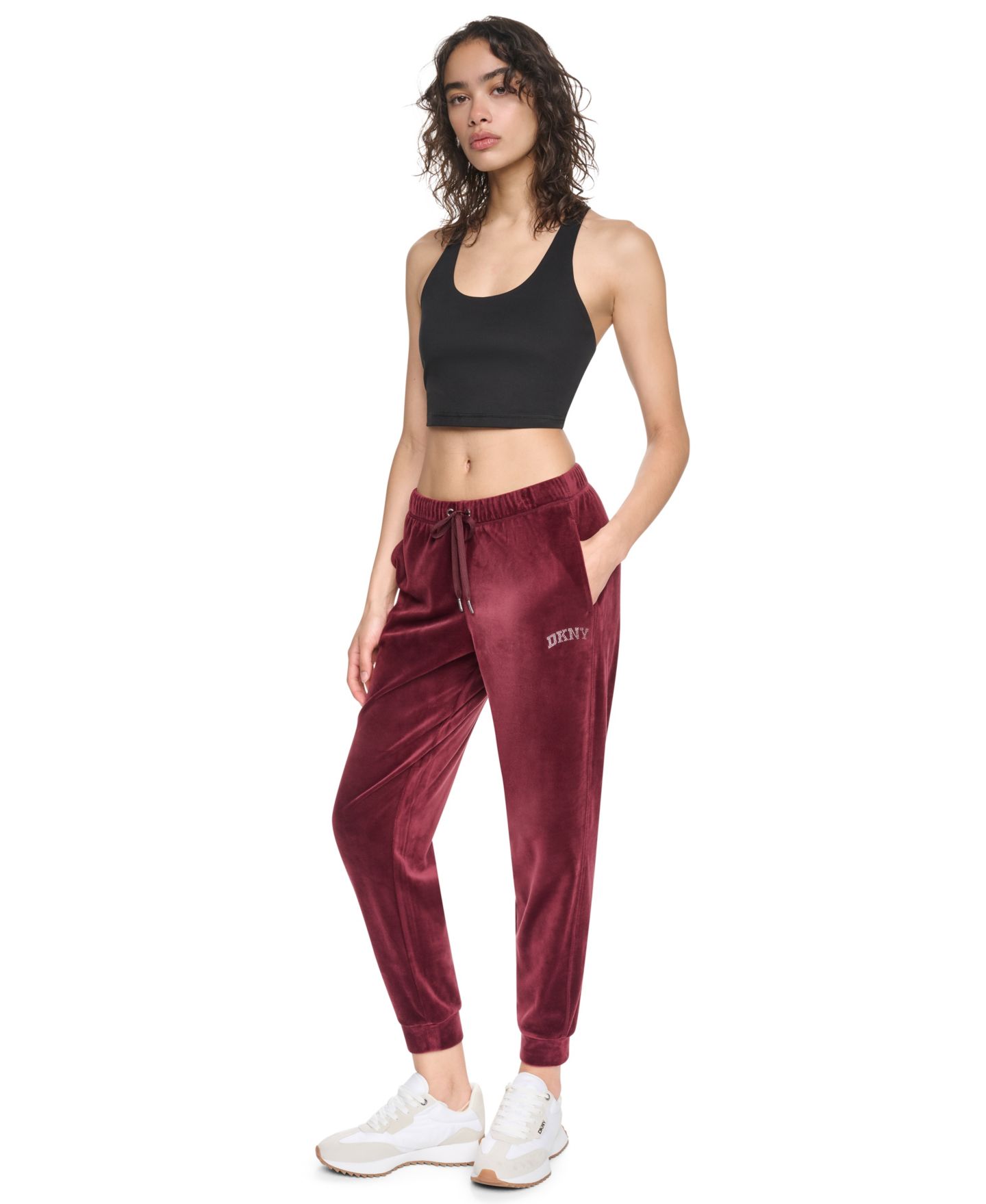 Женские брюки DKNY Sport Mid-Rise Super-Soft Velour Rhinestone Logo Jogger, цвет: Чёрный — фото 21