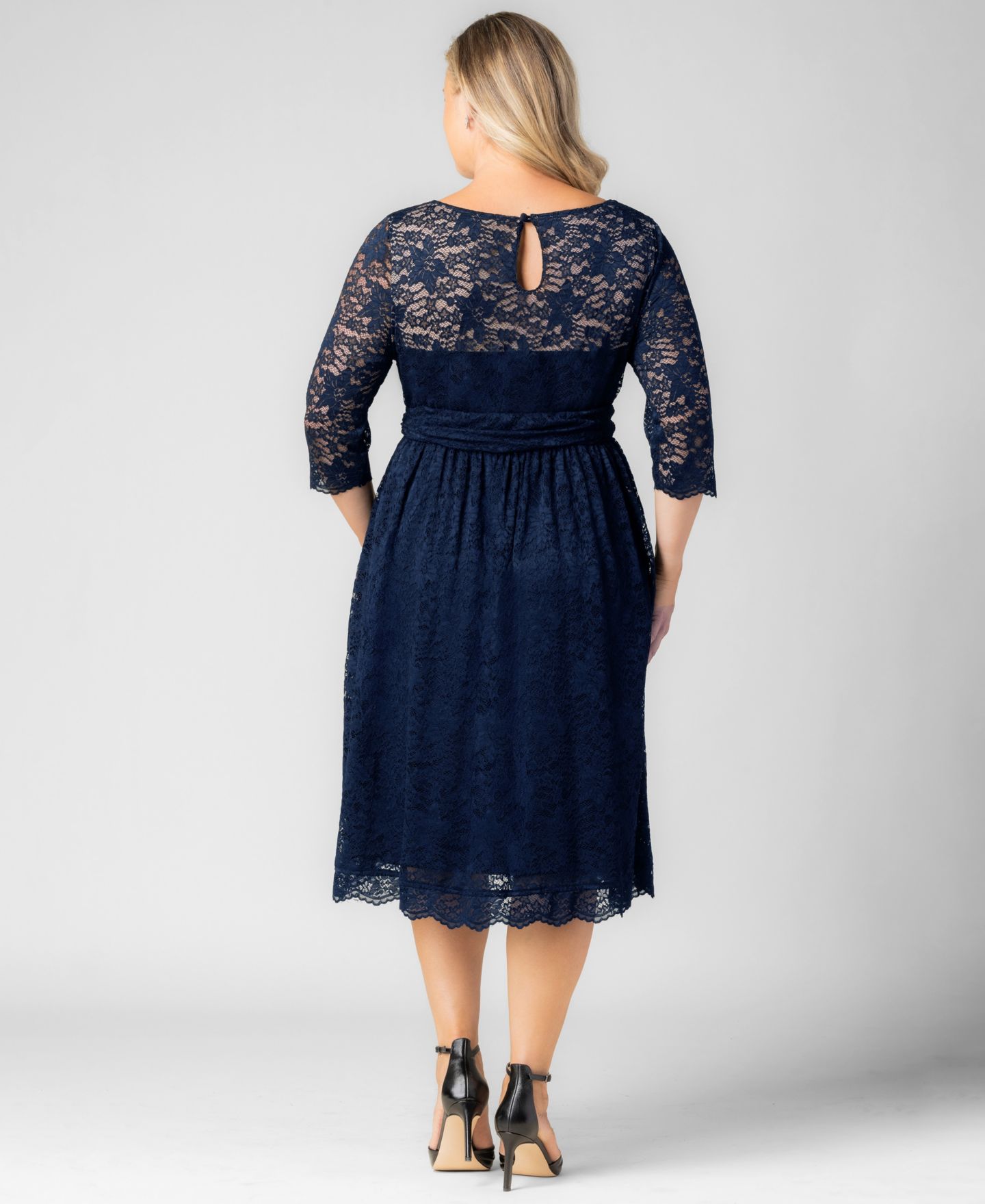 Женское платье Kiyonna Plus Size Luna Lace Cocktail Midi, цвет: Индиго синий — фото 2