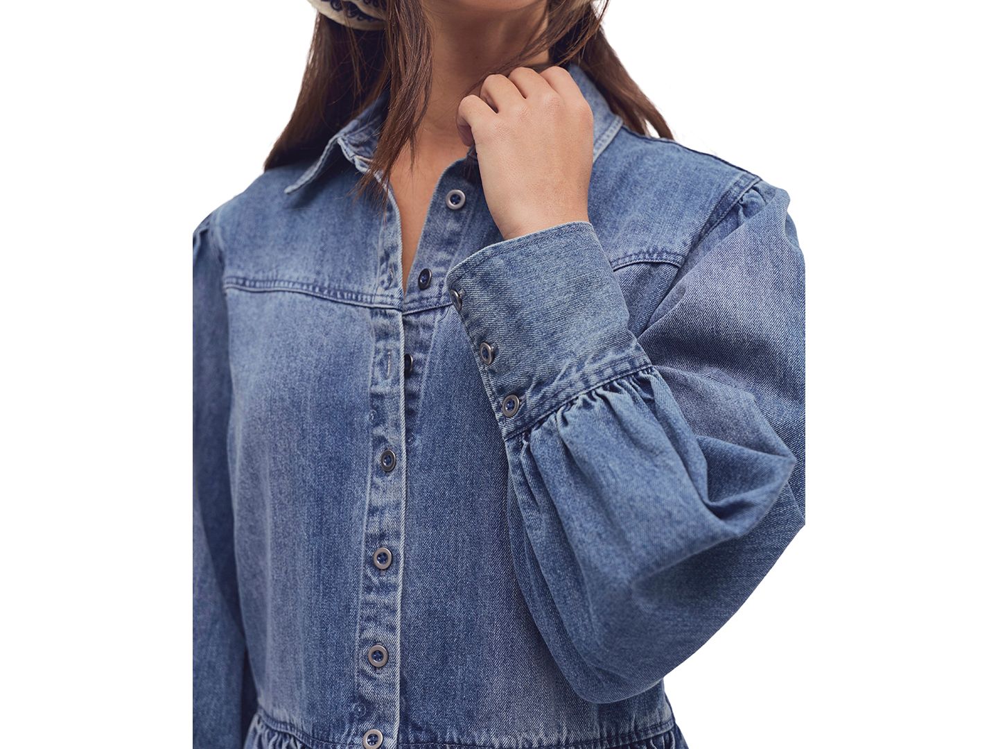 Женское платье Free People Marris Smocked Denim Mini, цвет: Потёртый синий варёный — фото 4