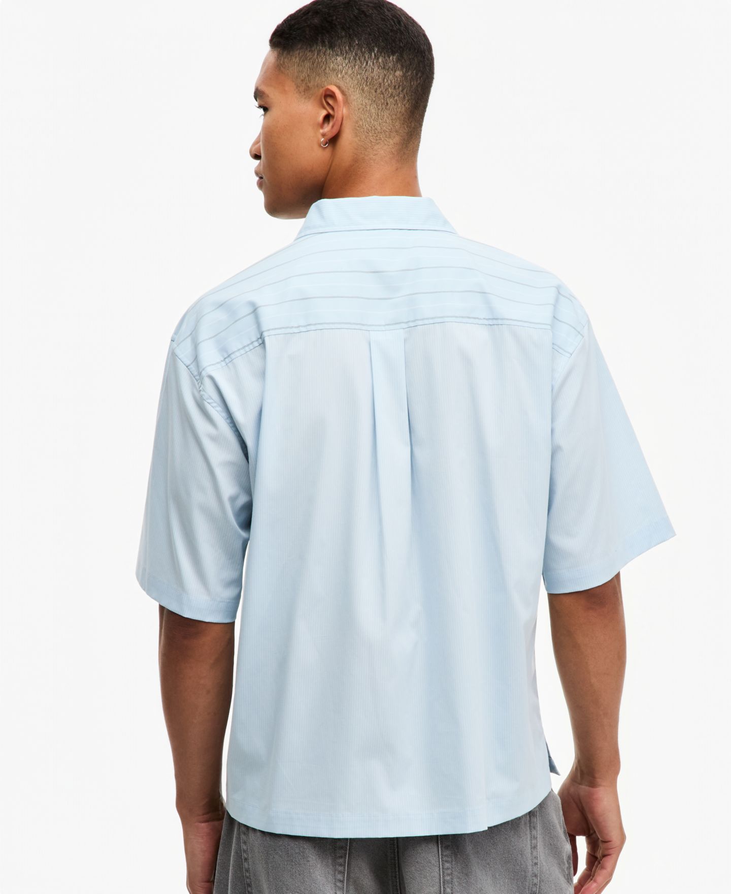 Мужская рубашка Mode of One Spliced Short-Sleeve Boxy Button-Up, цвет: Crystalline Blu — фото 4