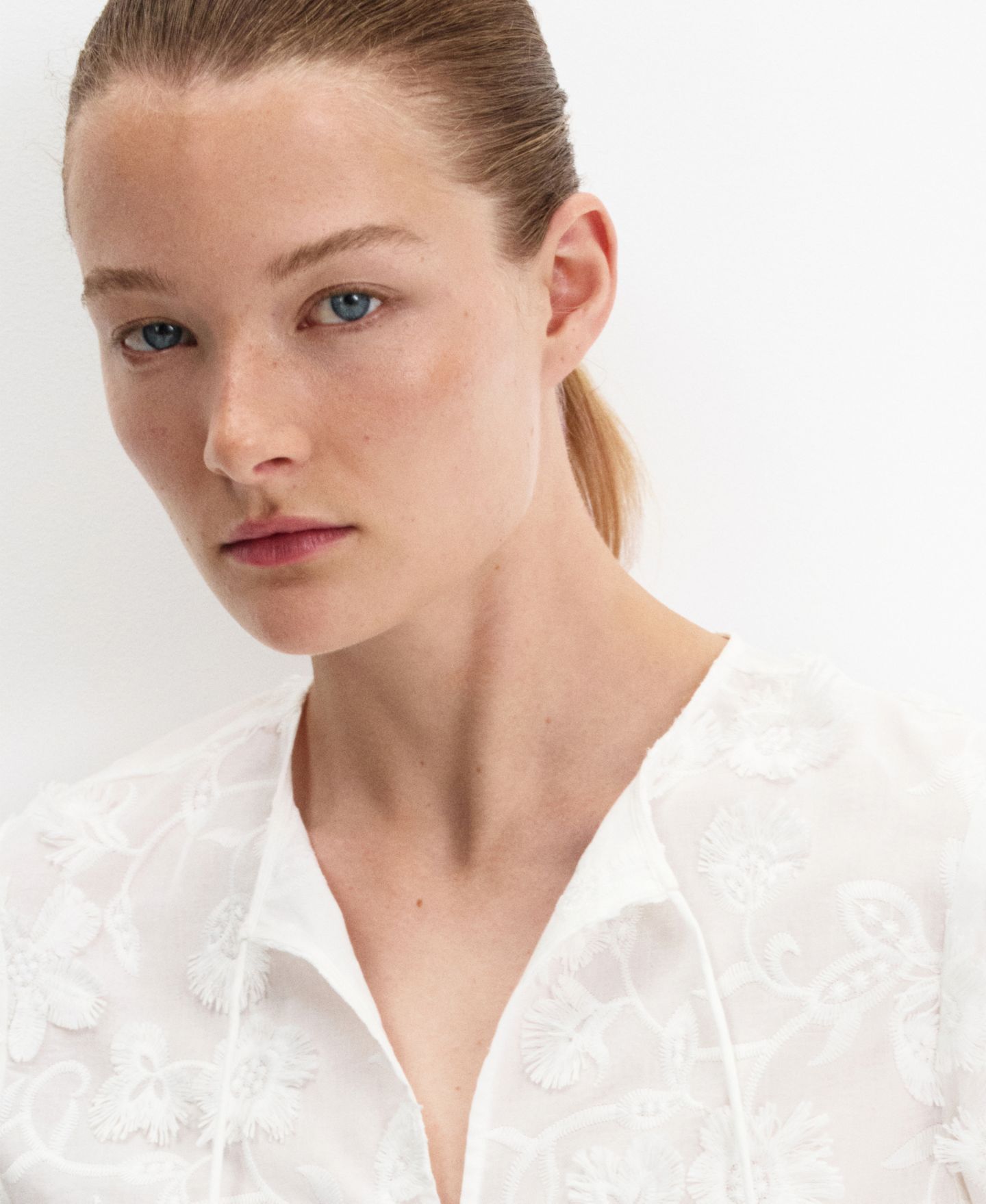 Женская блузка Mango Long-Sleeve Floral V-Neck, цвет: Белый — фото 4