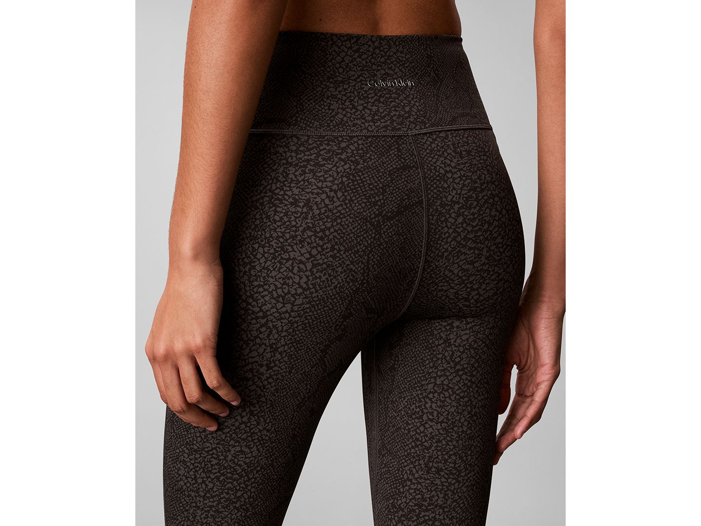 Женские легинсы Calvin Klein Performance Icon Sport 7/8 со змеиным принтом, цвет: Мраморный змеиный серый — фото 4