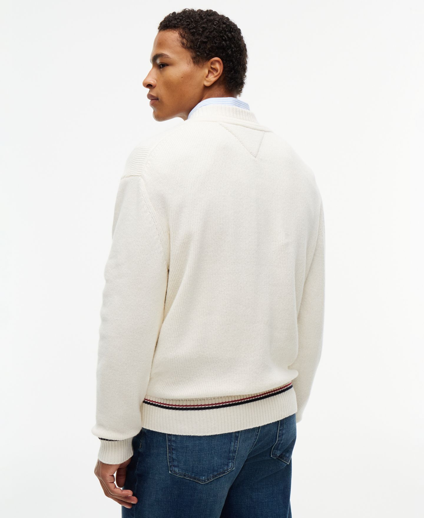 Мужской свитер Tommy Hilfiger NY Expressive Cricket Cable Knit V-Neck, цвет: Слоновая кость — фото 4
