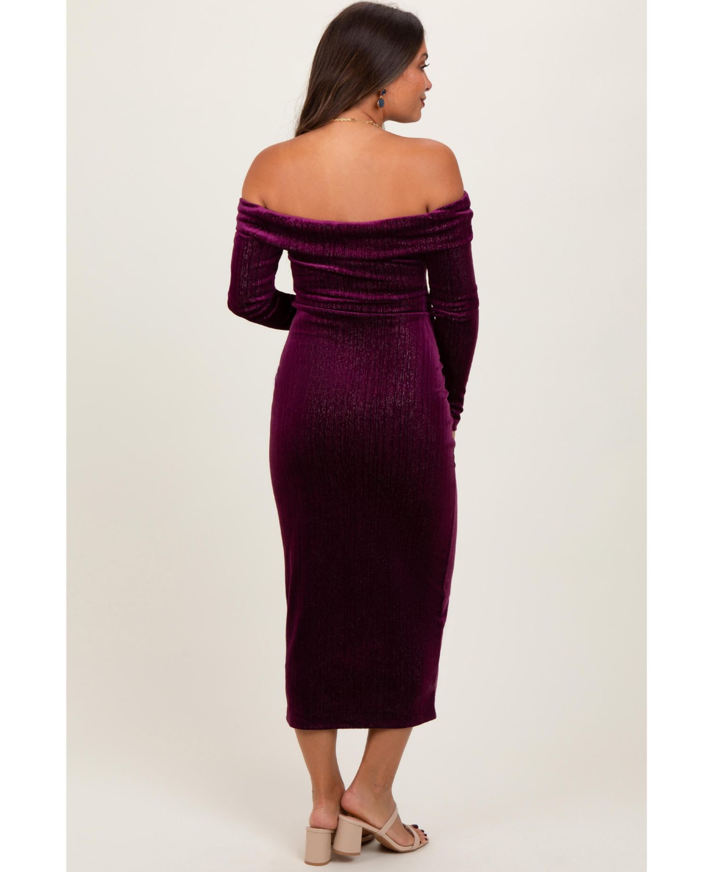 Женское платье Pinkblush Teal Shiny Velour Off Shoulder Midi, цвет: Сливовый — фото 3