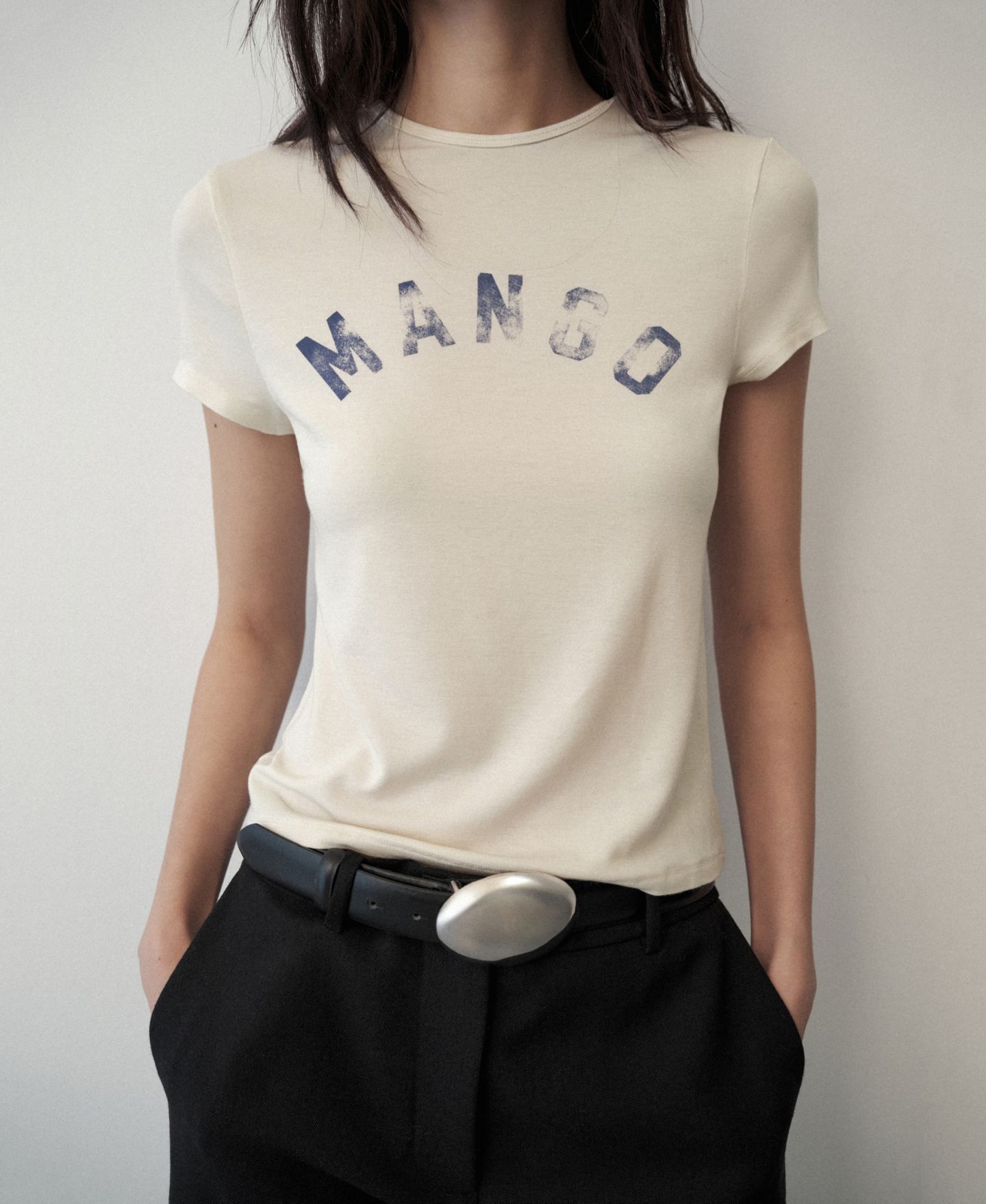 Женская футболка Mango Selection Distressed Logo-Print — фото 2