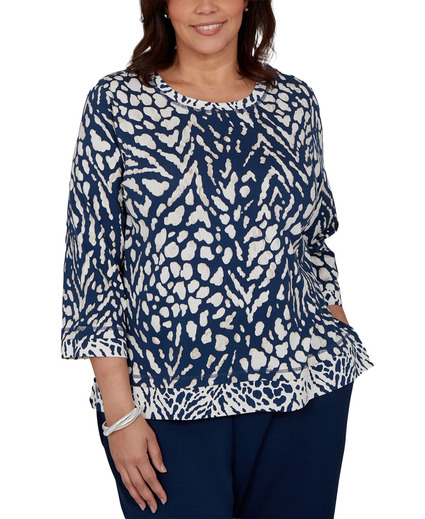 Женская футболка Alfred Dunner Plus Size 3/4-Sleeve Cotton-Blend with Pockets, цвет: Чернильный — фото 1