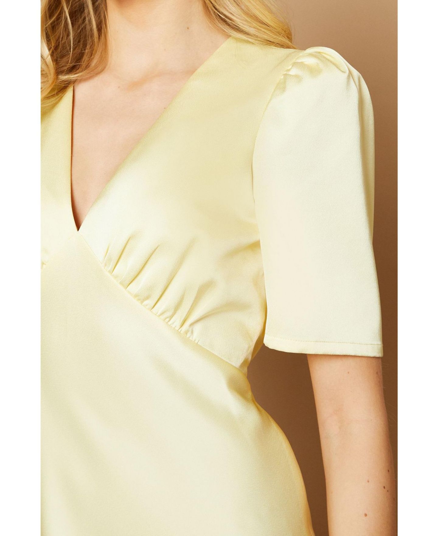 Женское платье Oasis Satin V-Neck Midi, цвет: Сливочный — фото 4