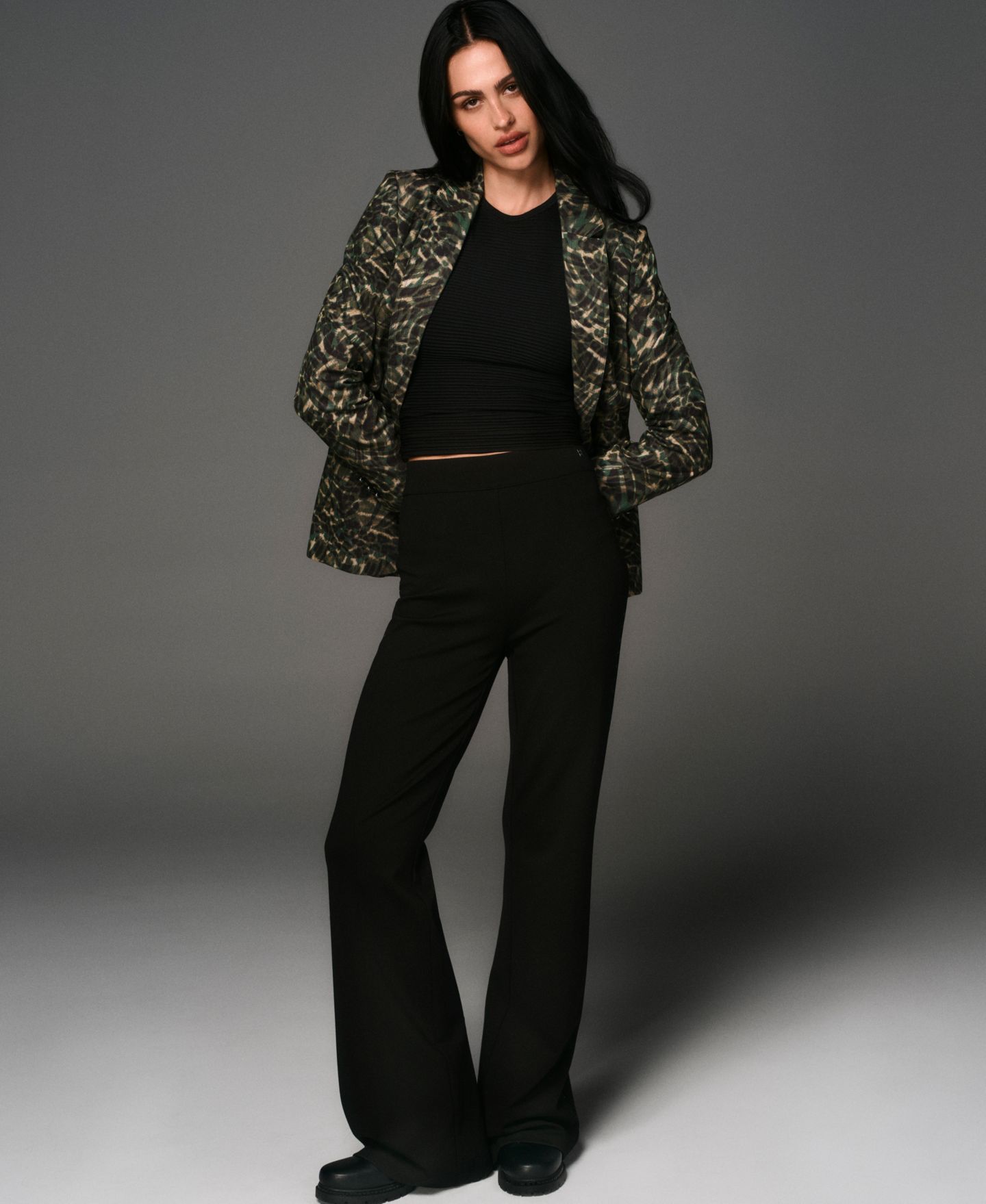 Женская куртка DKNY Two-Button Collared & Flap Pockets, цвет: Тёмно-зелёный леопардовый — фото 9