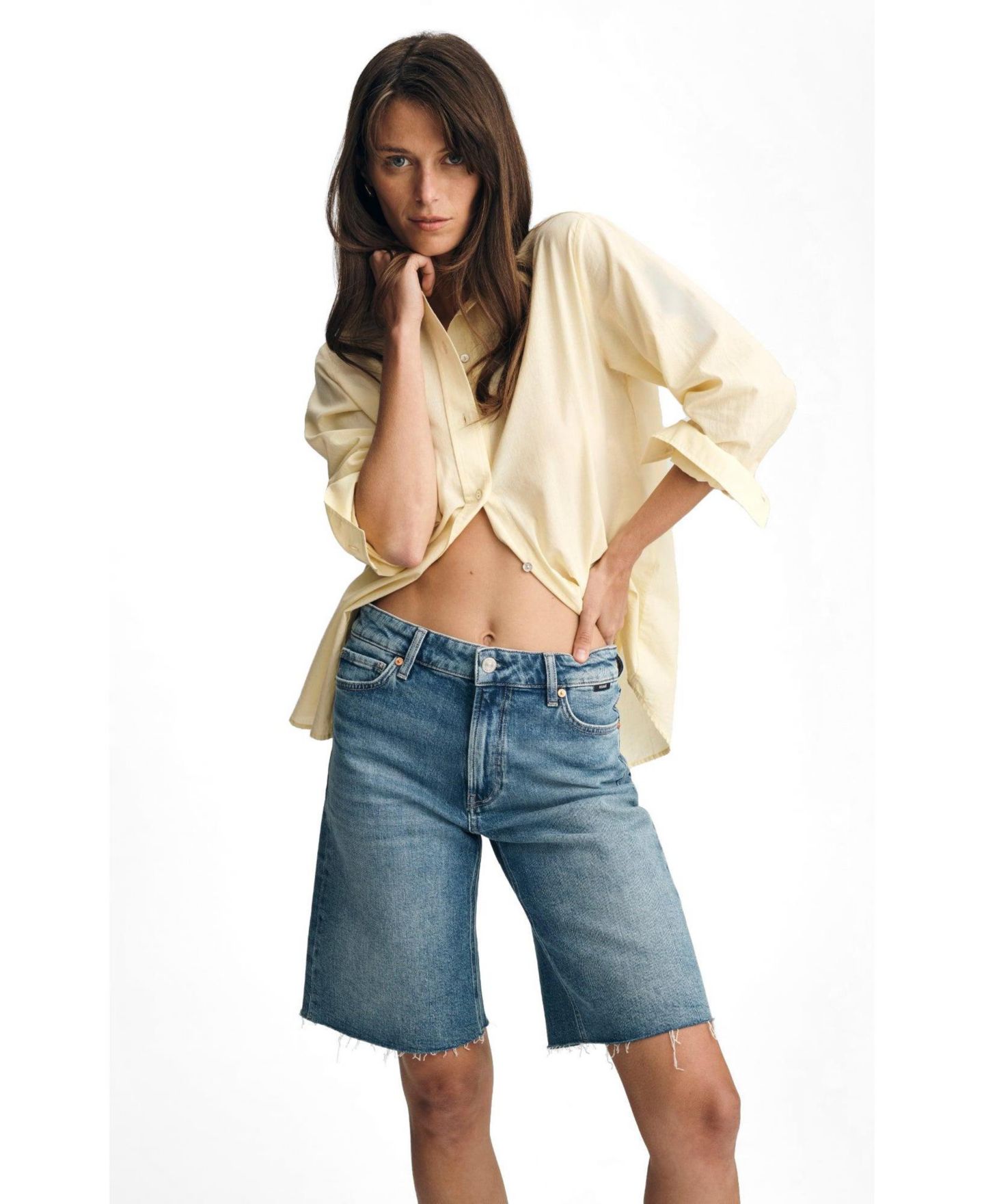 Женские шорты Mavi Jeans Erika Mid-Rise Denim Raw-Hem Bermuda, 11.5" Inseam, цвет: Синий — фото 2