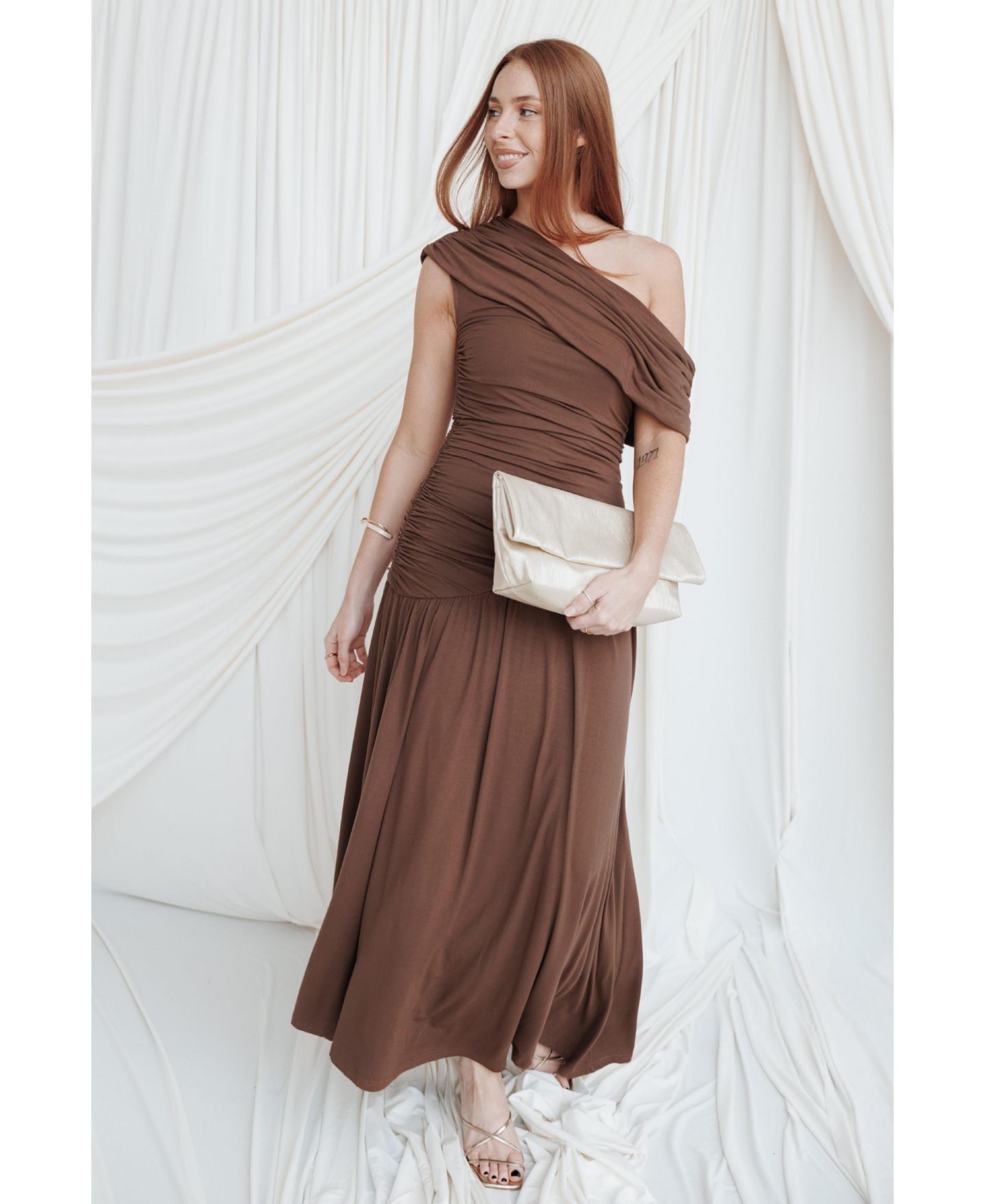 Женское платье Petal and Pup Sharmay Asymmetrical Off-Shoulder Ruched Wedding Guest Maxi, цвет: Коричневый — фото 5