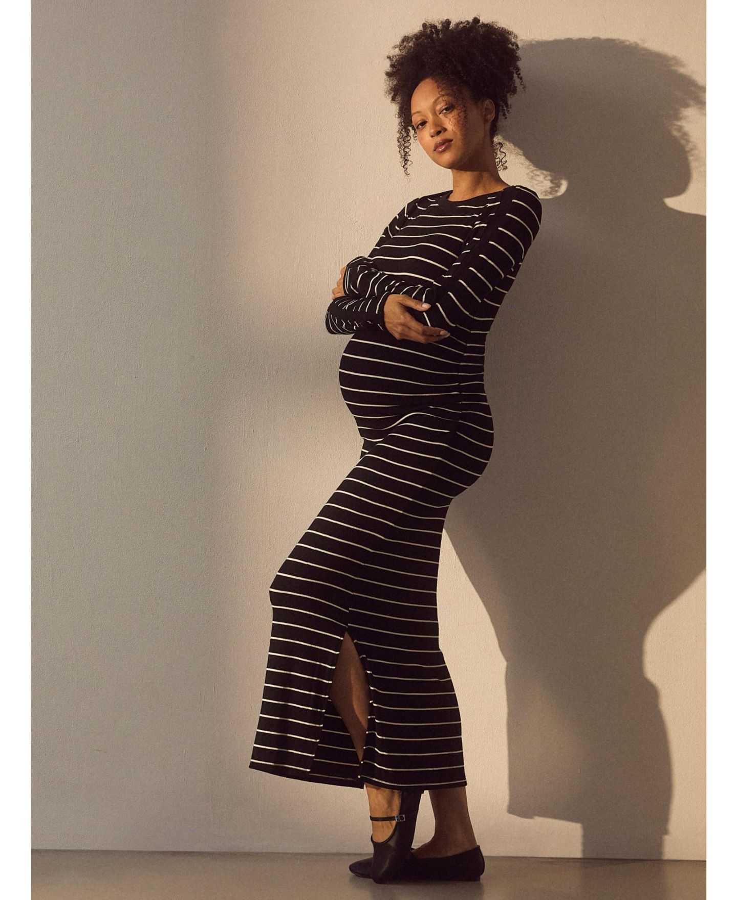 Женское платье Motherhood Maternity Maternity Maxi Envelope-Neck Side-Slit, цвет: Чёрный / Ванильный — фото 5