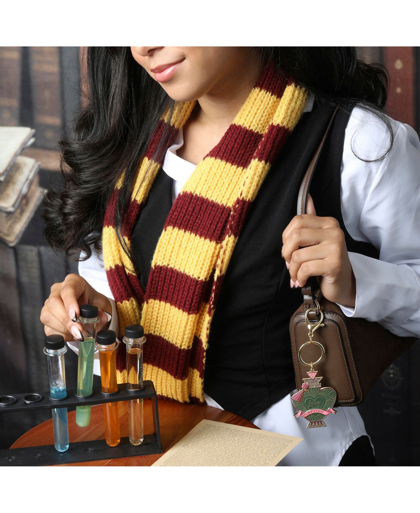 Женский брелок Harry Potter Love Potion Crystal-Embellished Bag Charm Keychain, цвет: Золотой — фото 5
