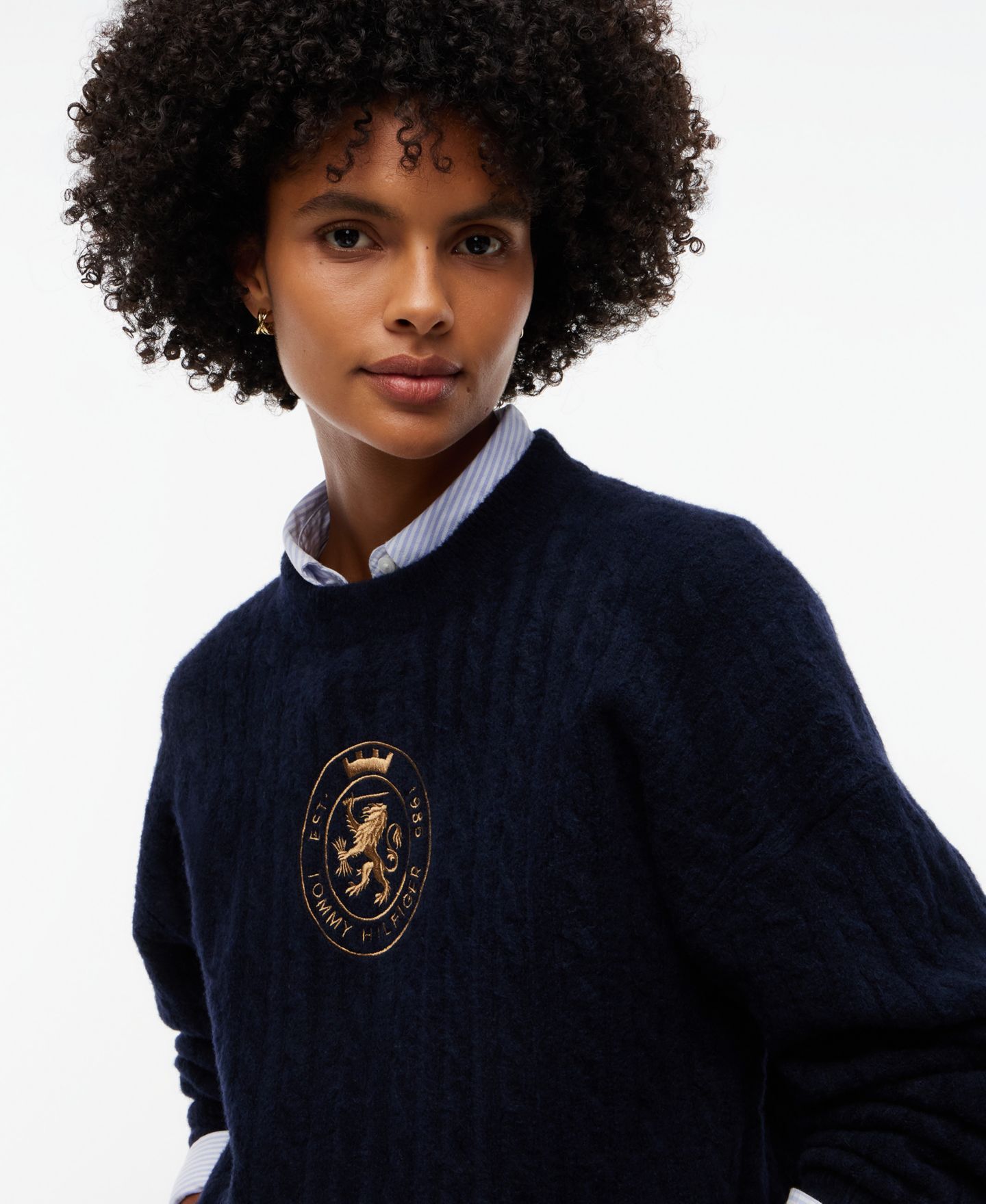 Женский свитер Tommy Hilfiger Cable-Knit Crewneck Embroidered Crest, цвет: Тёмный синий — фото 3